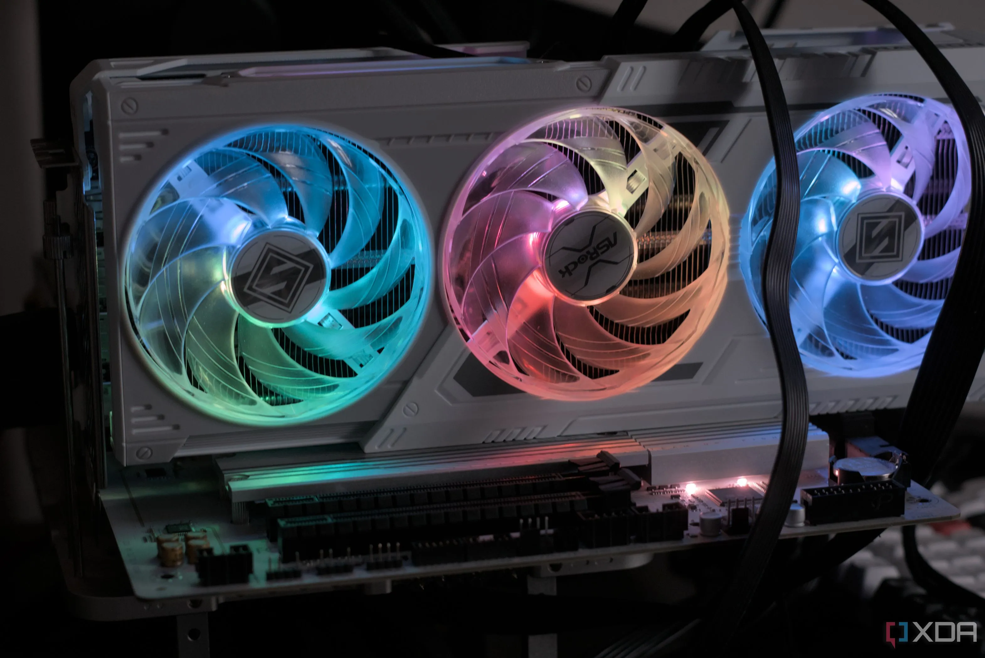 Card đồ họa AMD Radeon RX 9070 XT Steel Legend được lắp đặt trong hệ thống PC, với ánh sáng RGB nổi bật