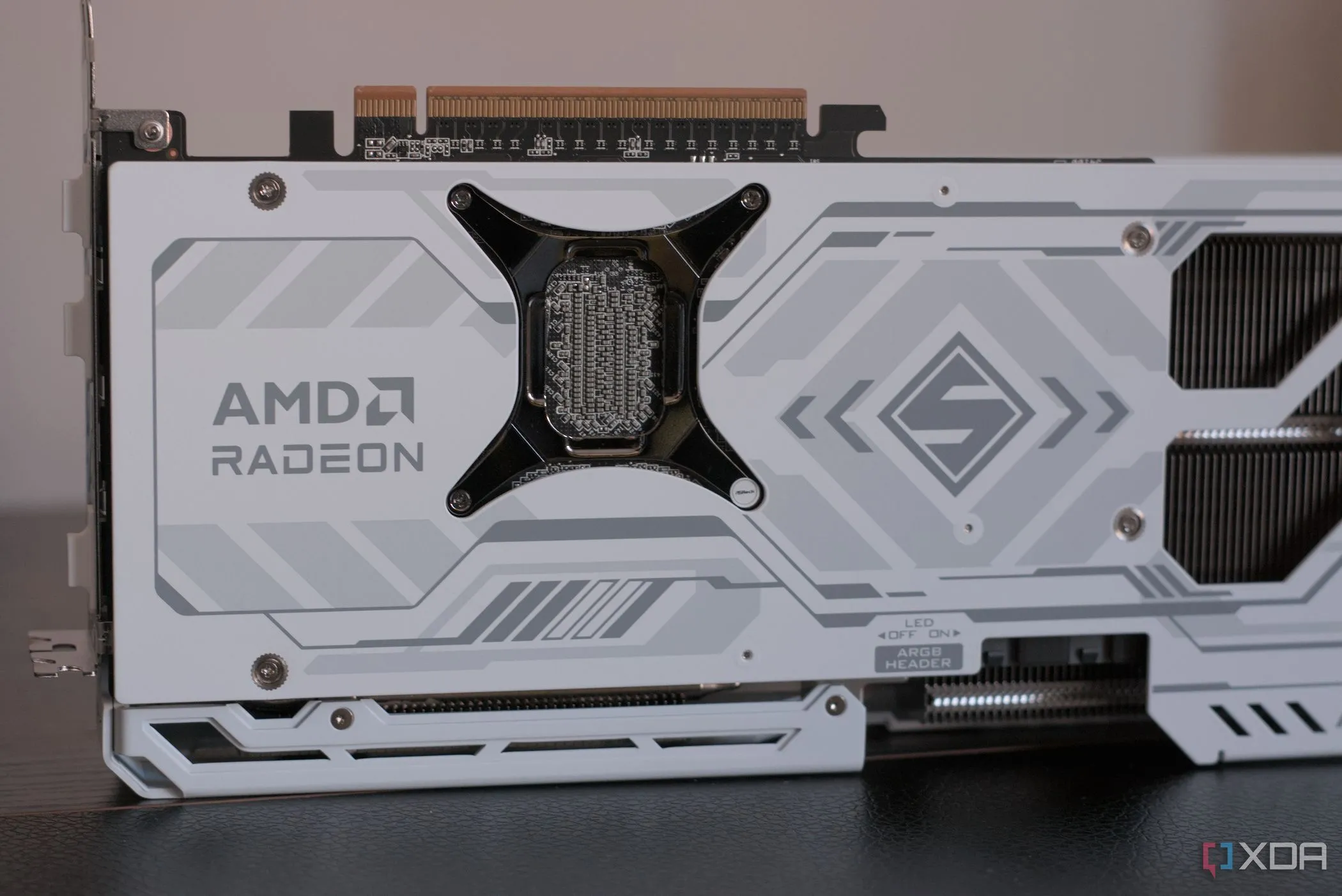 Card đồ họa ASRock Radeon RX 9070 XT Steel Legend, đại diện cho những cải tiến gần đây trong công nghệ GPU
