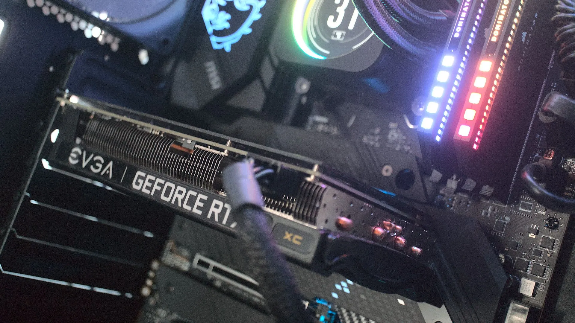 Card đồ họa EVGA Nvidia RTX 3060 Ti được lắp đặt trong máy tính, minh họa một GPU phổ biến với VRAM hạn chế