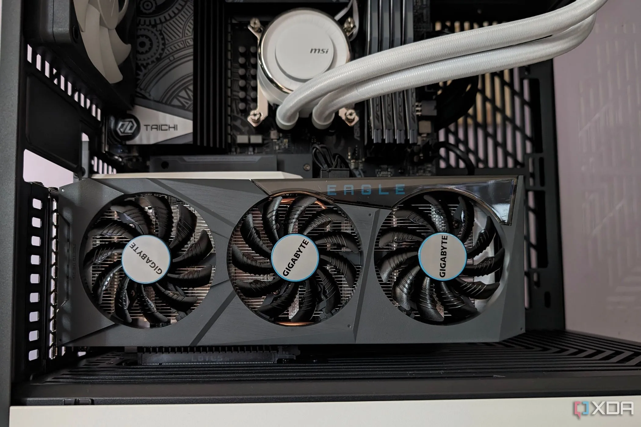 Card đồ họa Gigabyte RX 6600 với thiết kế quạt kép nổi bật