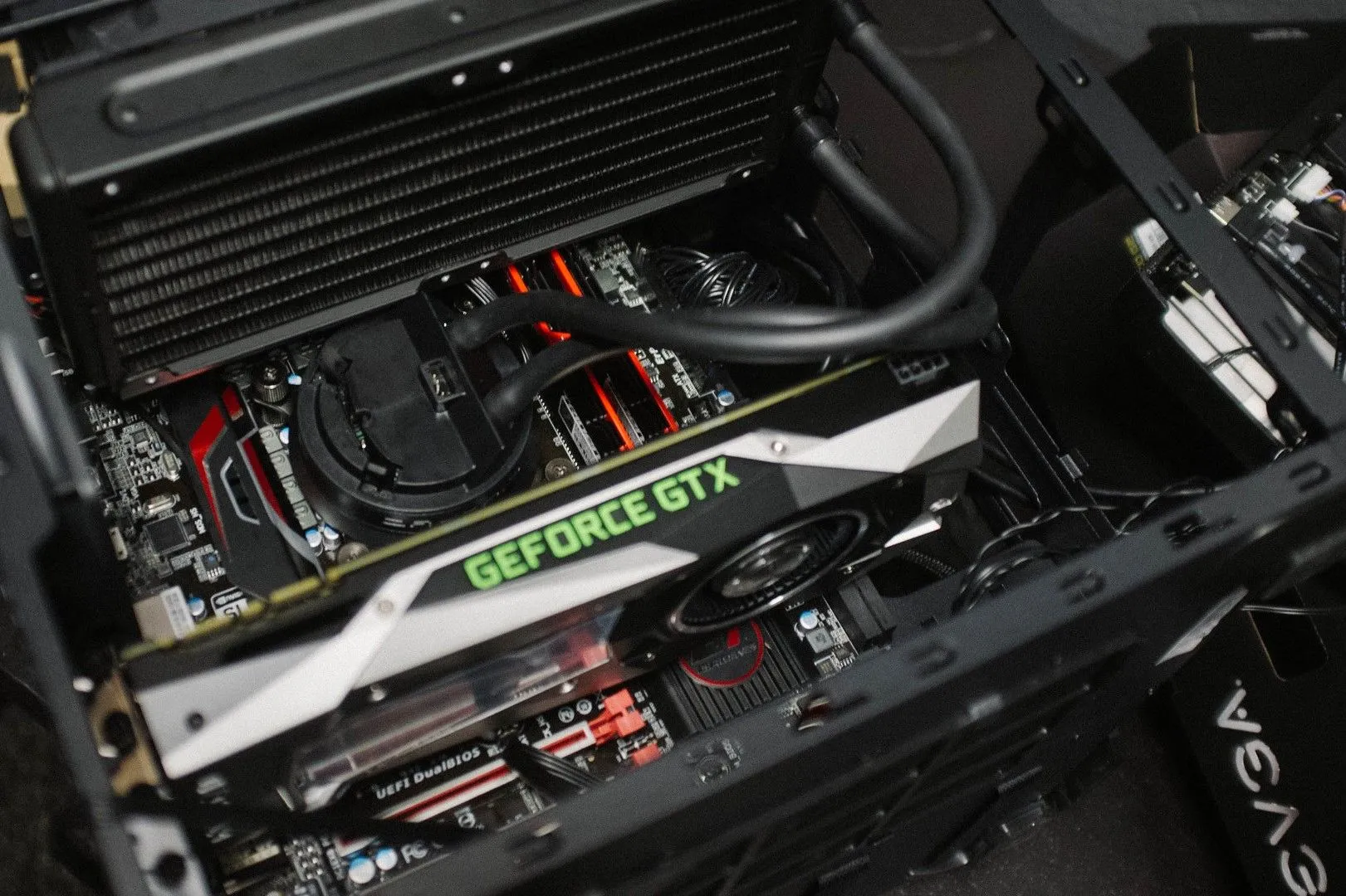Card đồ họa GTX 1070 phiên bản Founder's Edition được lắp đặt bên trong PC