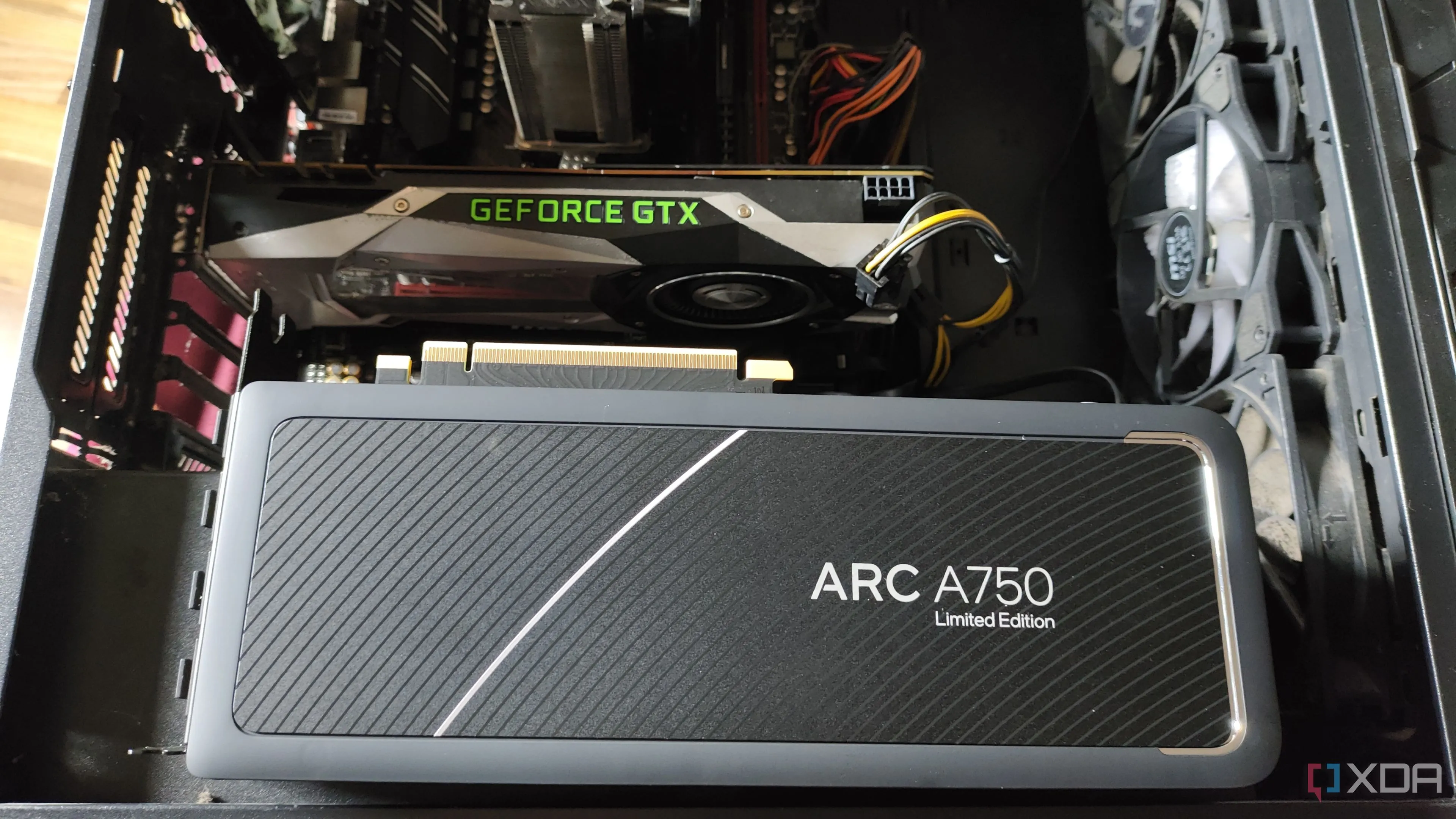 Card đồ họa Intel Arc A750 đặt trên vỏ case, minh họa cho khả năng undervolt GPU để tối ưu hiệu suất và nhiệt độ