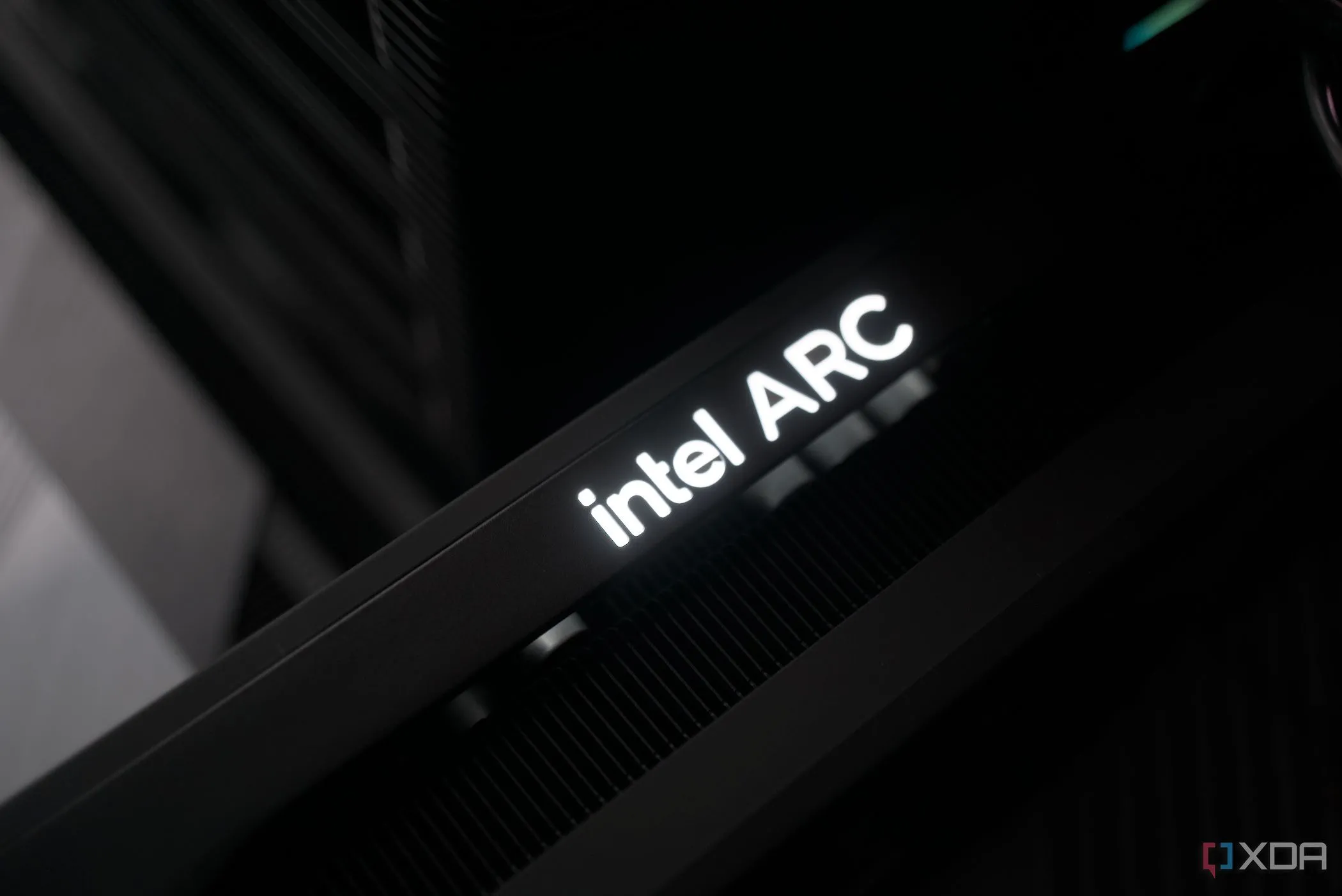 Card đồ họa Intel Arc B580 được lắp đặt, minh họa nỗ lực của Intel trong thị trường GPU và AI