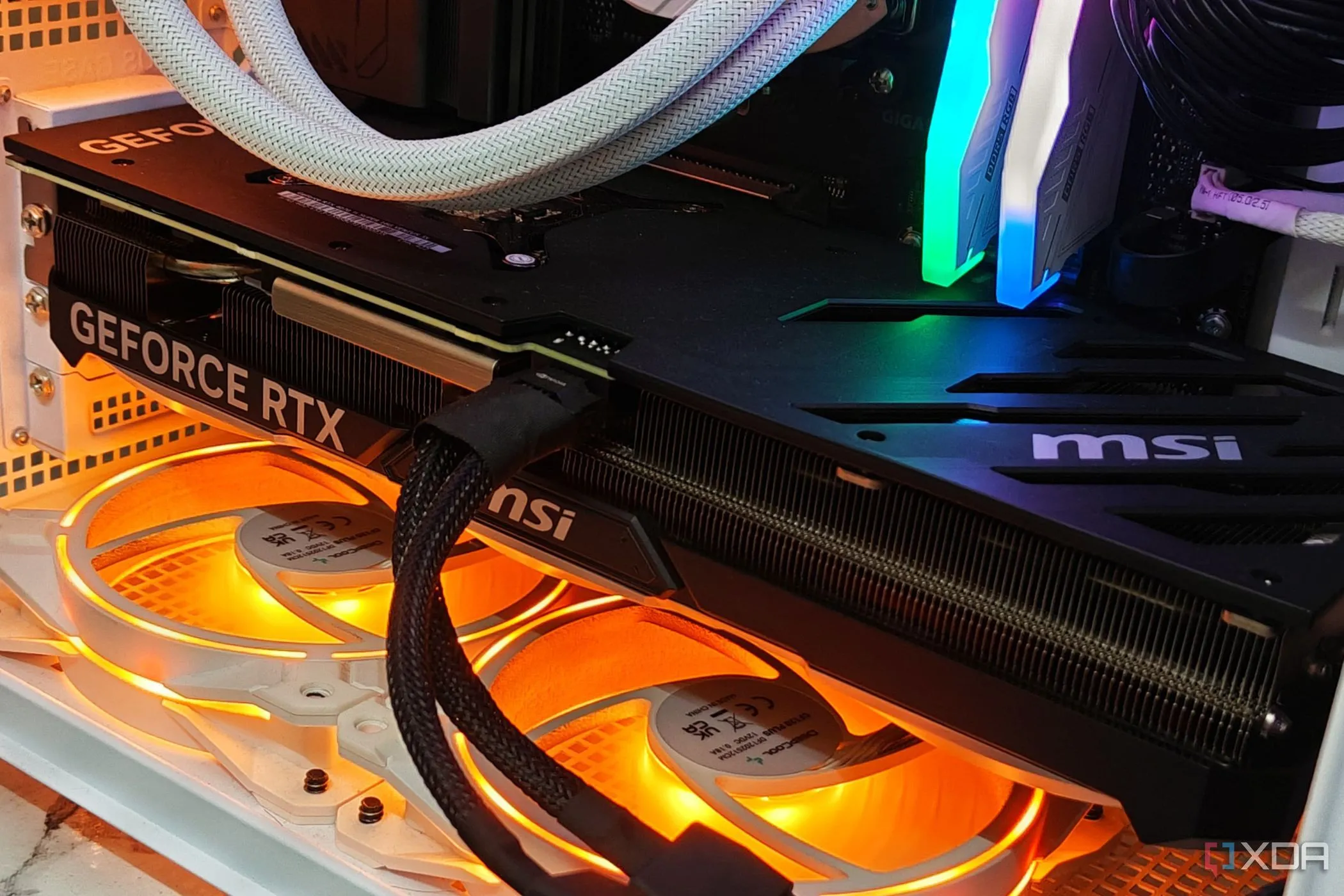 Card đồ họa MSI GeForce RTX 4070 Ti Super Ventus 3X được lắp đặt trong máy tính, minh họa một phiên bản GPU AIB tùy chỉnh