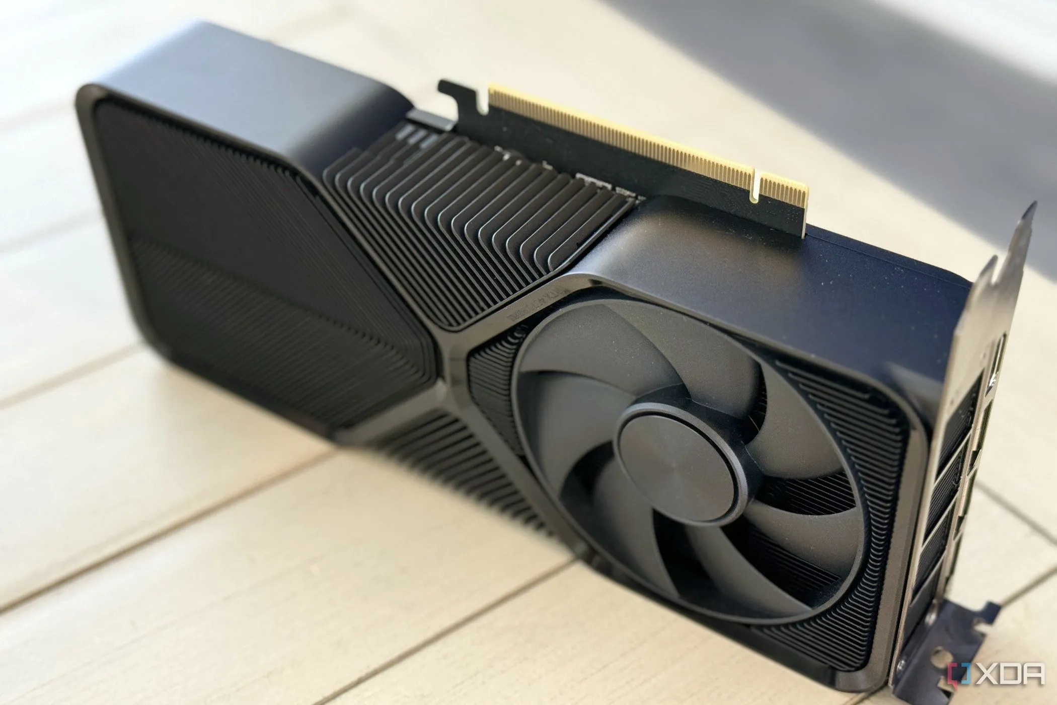 Card đồ họa Nvidia GeForce RTX 4070 Super Founders Edition đứng thẳng, nhìn rõ cổng PCIe, biểu tượng của phân khúc tầm trung đến cao.