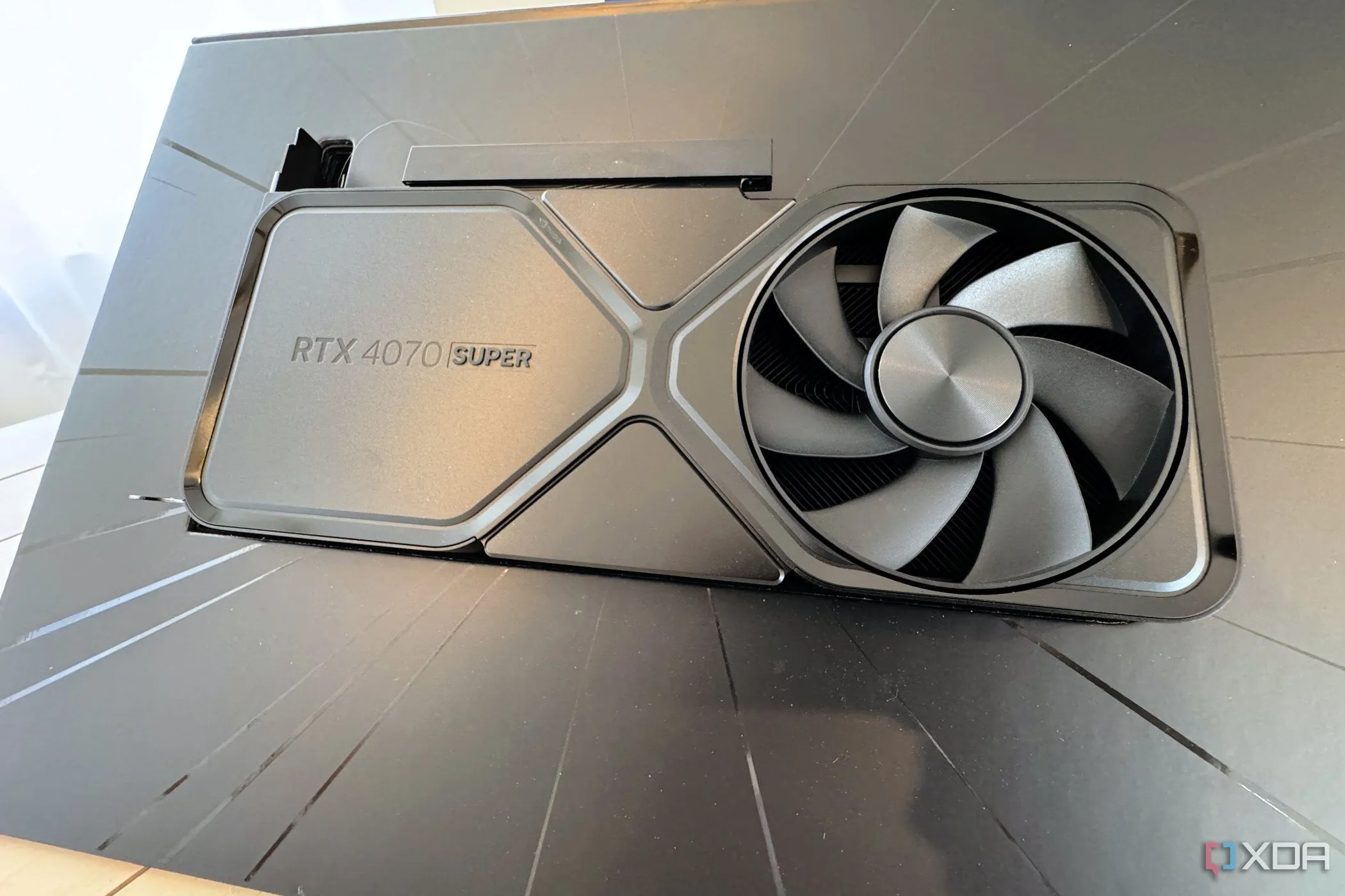 Card đồ họa NVIDIA GeForce RTX 4070 SUPER Founders Edition trong hộp, đại diện cho dòng sản phẩm RTX 40.