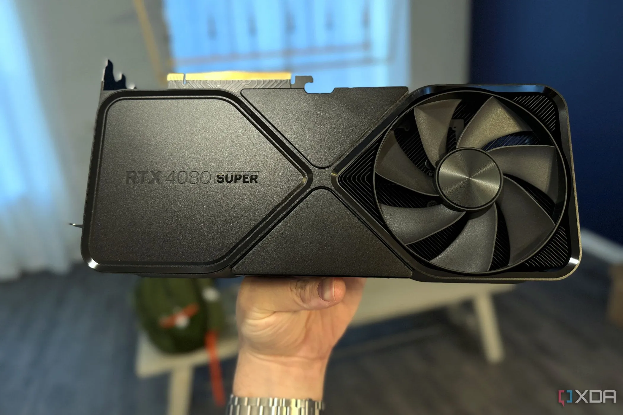 Card đồ họa Nvidia GeForce RTX 4080 Super Founders Edition trên tay, đại diện cho đối thủ cạnh tranh chính của AMD