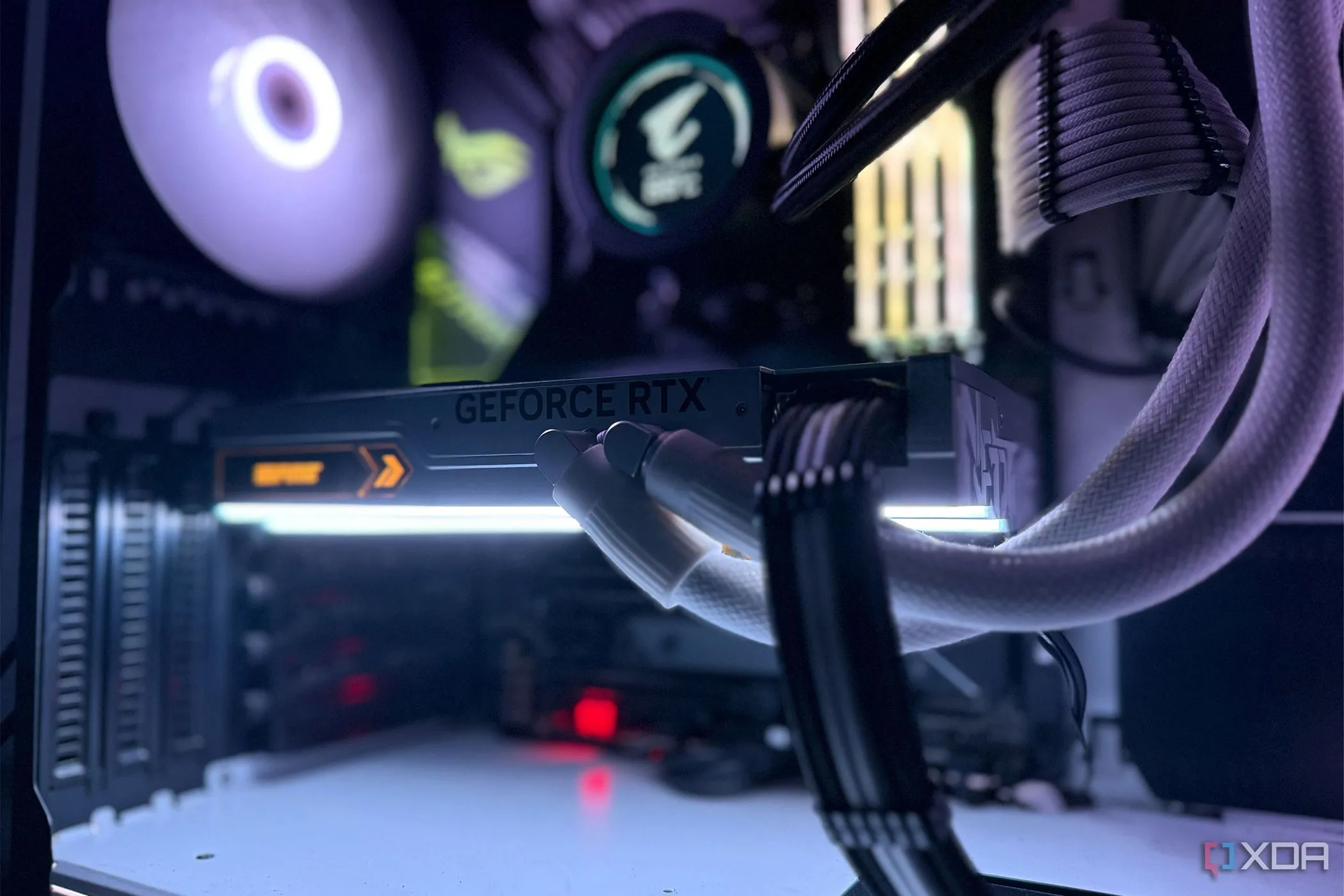 Card đồ họa Nvidia GeForce RTX 4090 màu trắng bên trong một PC gaming, minh họa cho hiệu năng mạnh mẽ được tăng cường bởi công nghệ DLSS