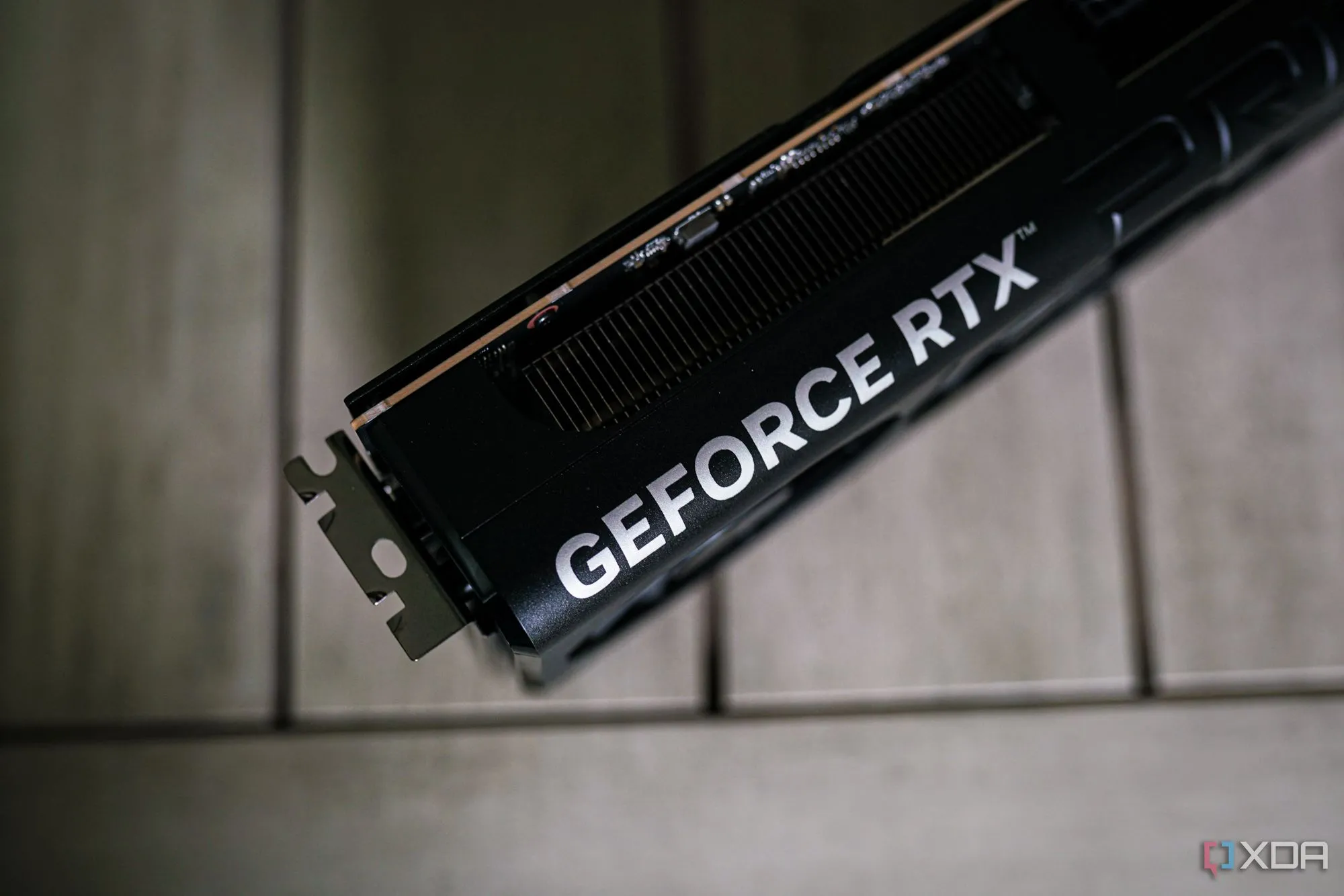 Card đồ họa NVIDIA GeForce RTX 5060 hiển thị các cổng kết nối