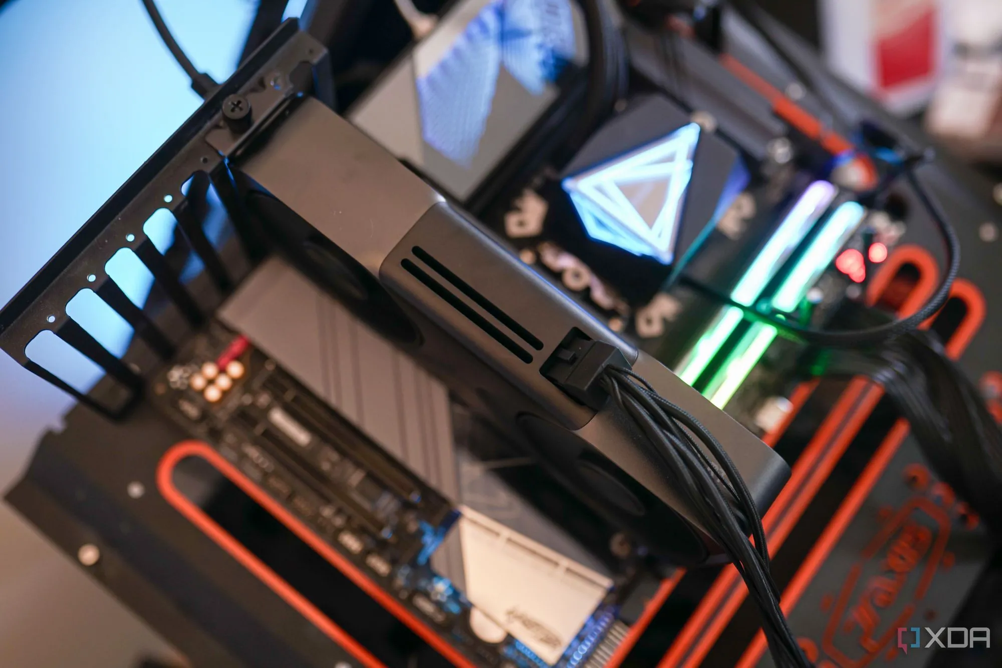 Card đồ họa Nvidia RTX 5070 được lắp đặt trong hệ thống thử nghiệm.