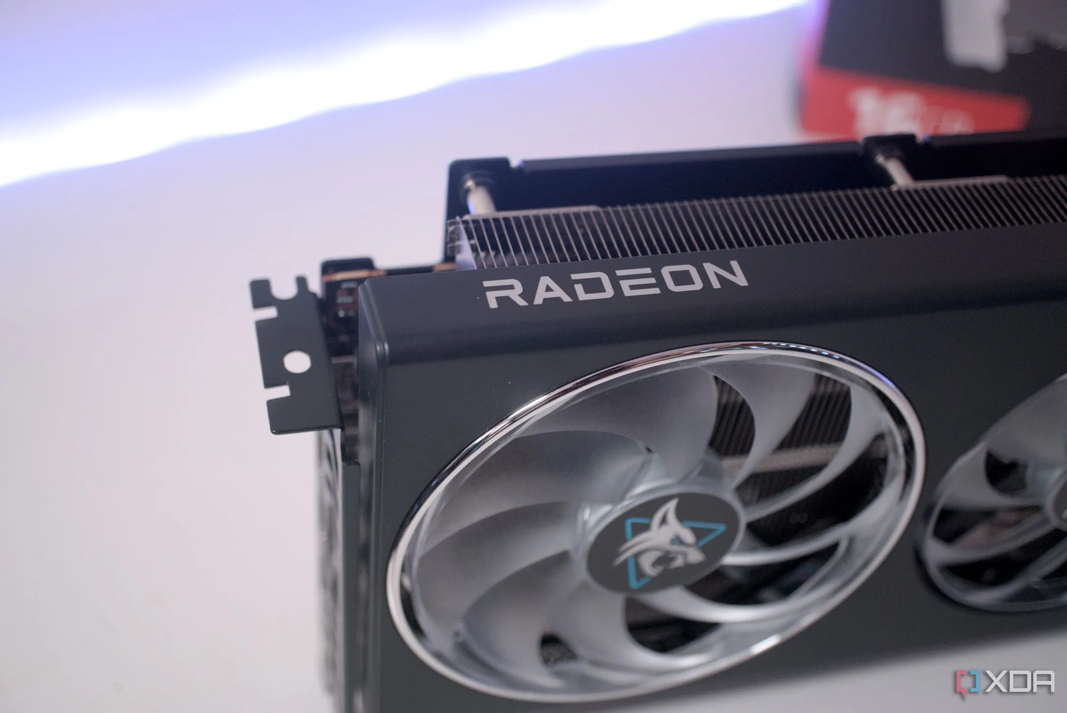 Card đồ họa PowerColor Hellhound Radeon RX 7900 GRE với logo Radeon và thiết kế nổi bật