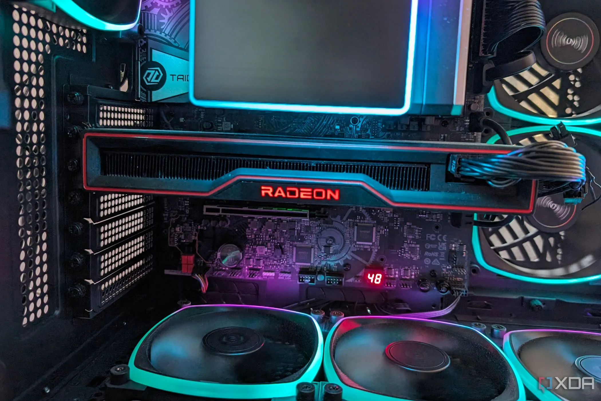 Card đồ họa Radeon RX 6800 trong case PC với các dải đèn RGB đa dạng