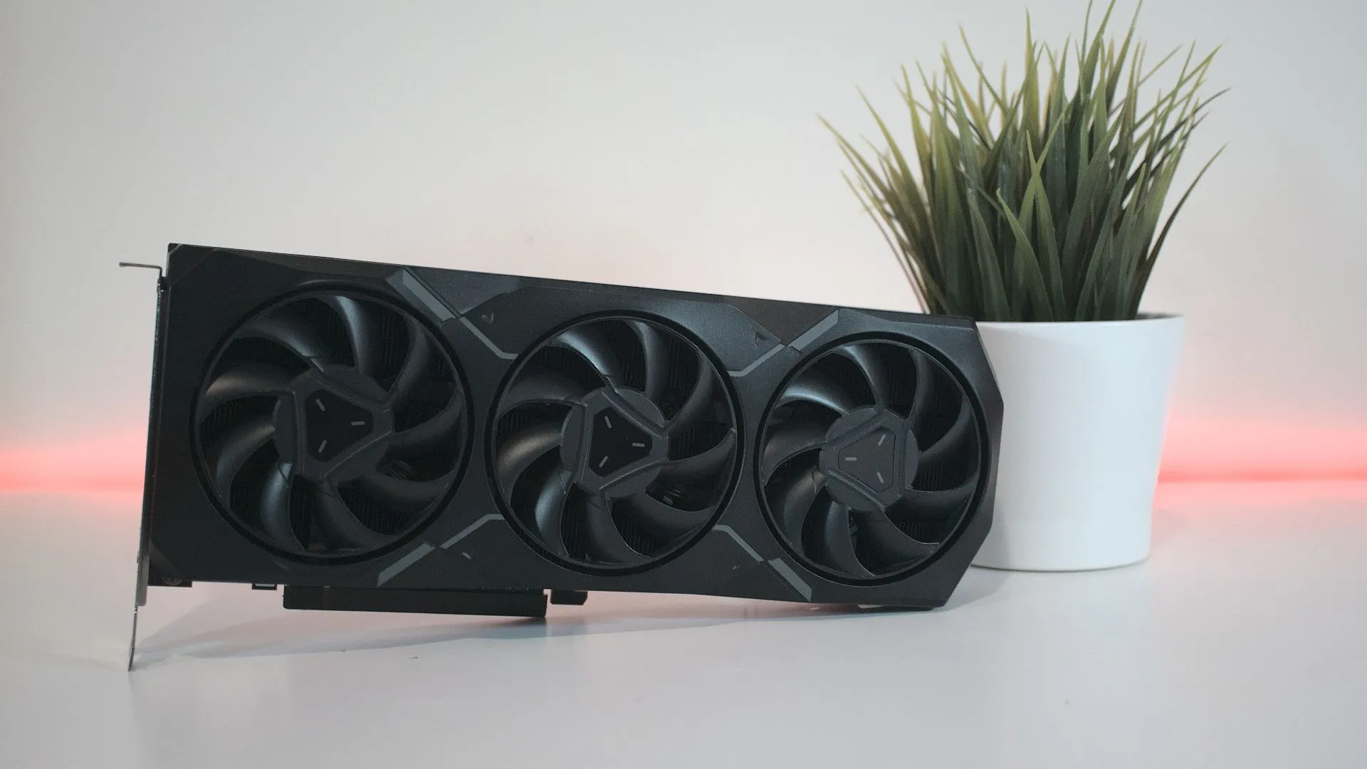 Card đồ họa tham chiếu AMD Radeon RX 7900, liên quan đến việc tối ưu hiệu năng dễ dàng với Resizable BAR.