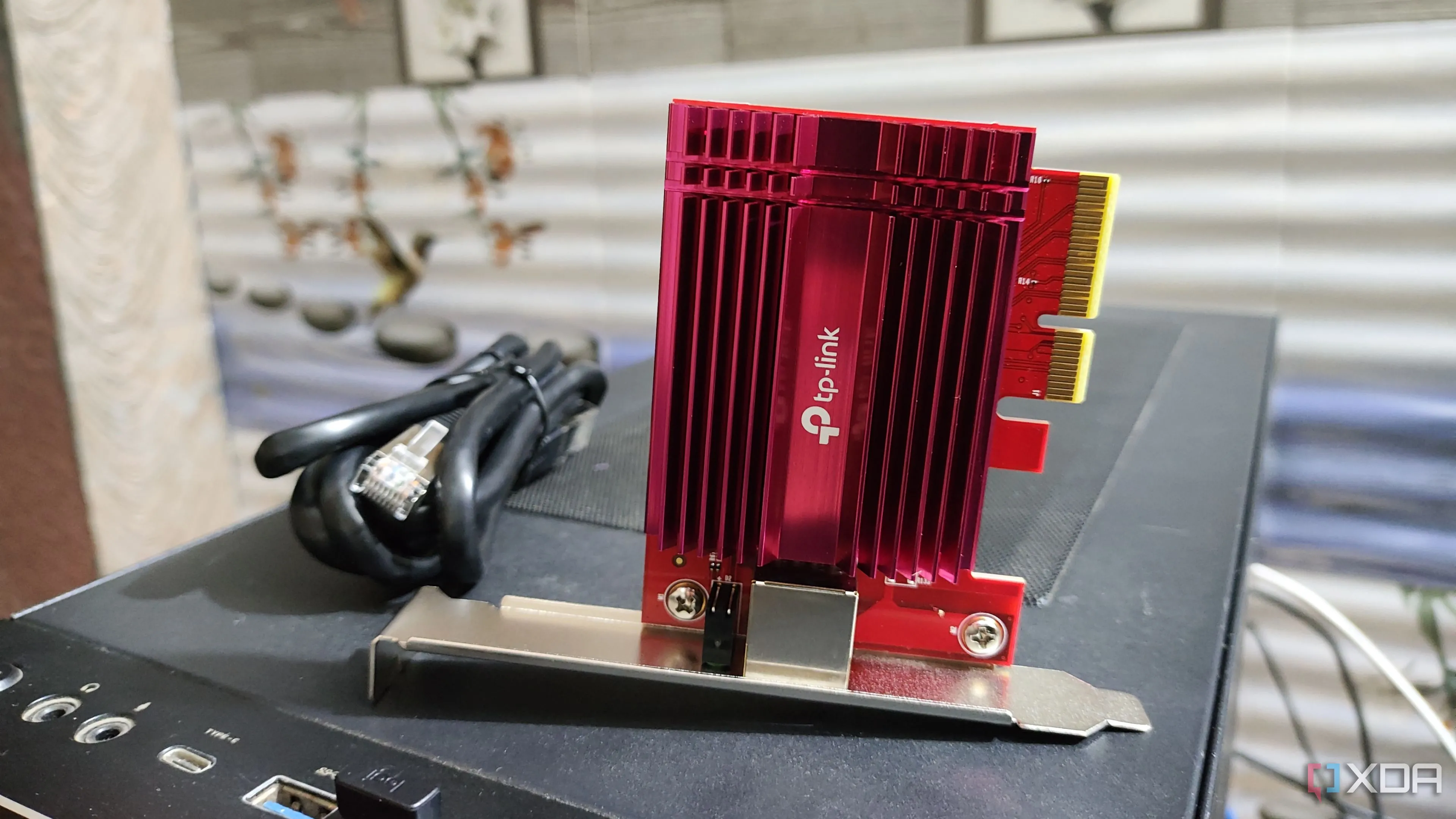 Card mạng 10GbE NIC nằm trên vỏ máy tính, tăng tốc độ mạng