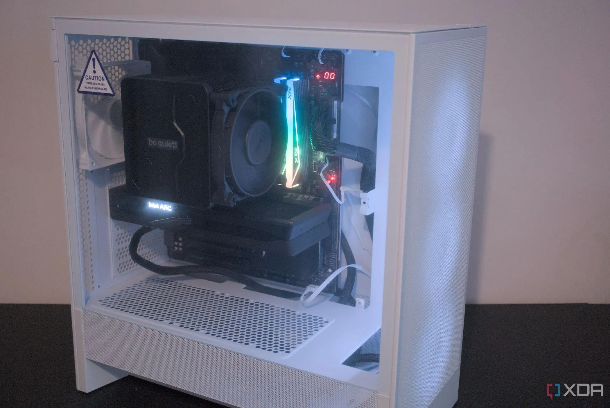 Case NZXT H5 Flow RGB nhìn từ góc nghiêng, thể hiện khả năng chiếu sáng