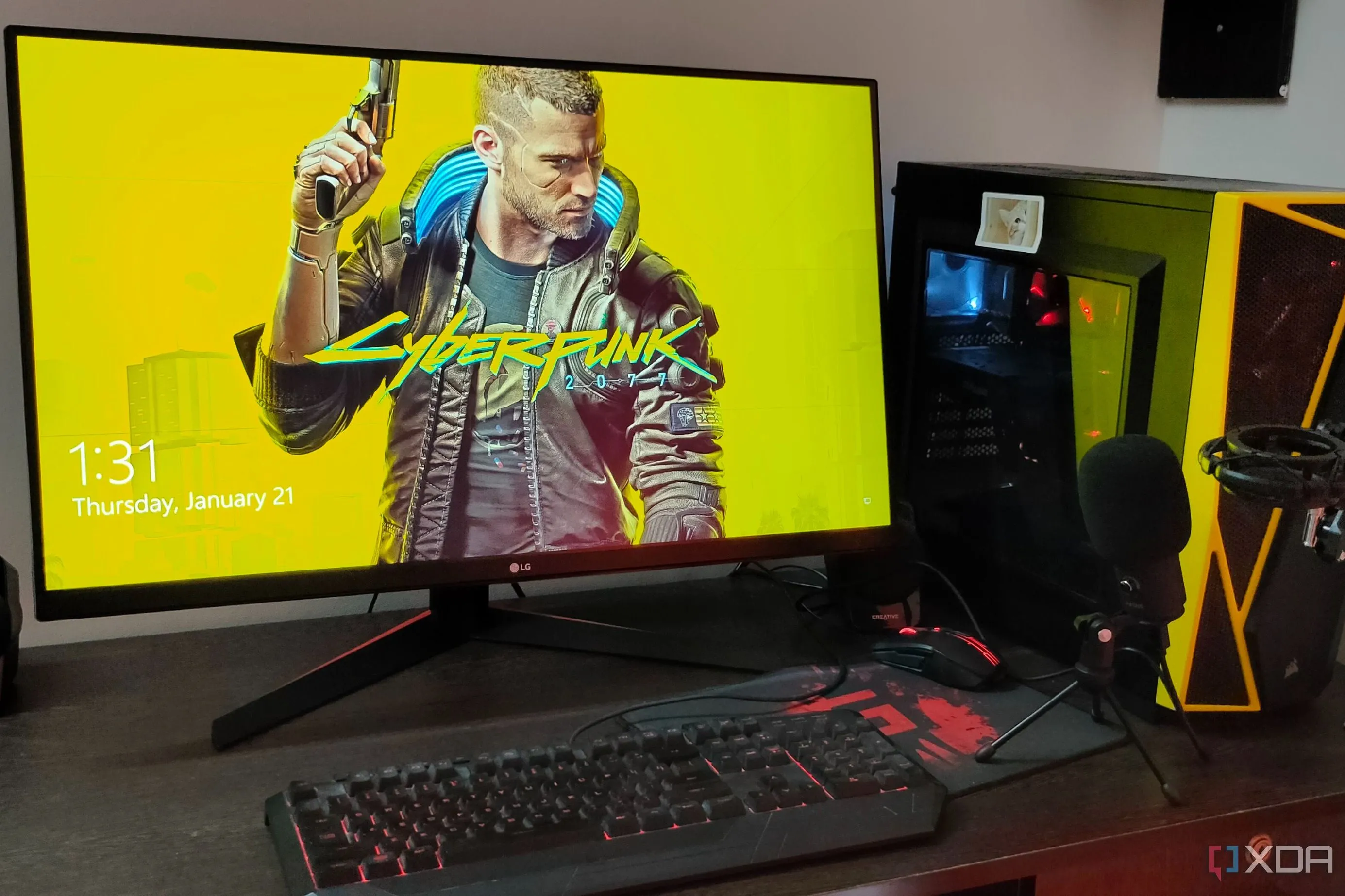 Cấu hình máy tính chơi game với hình nền Cyberpunk 2077 trên màn hình
