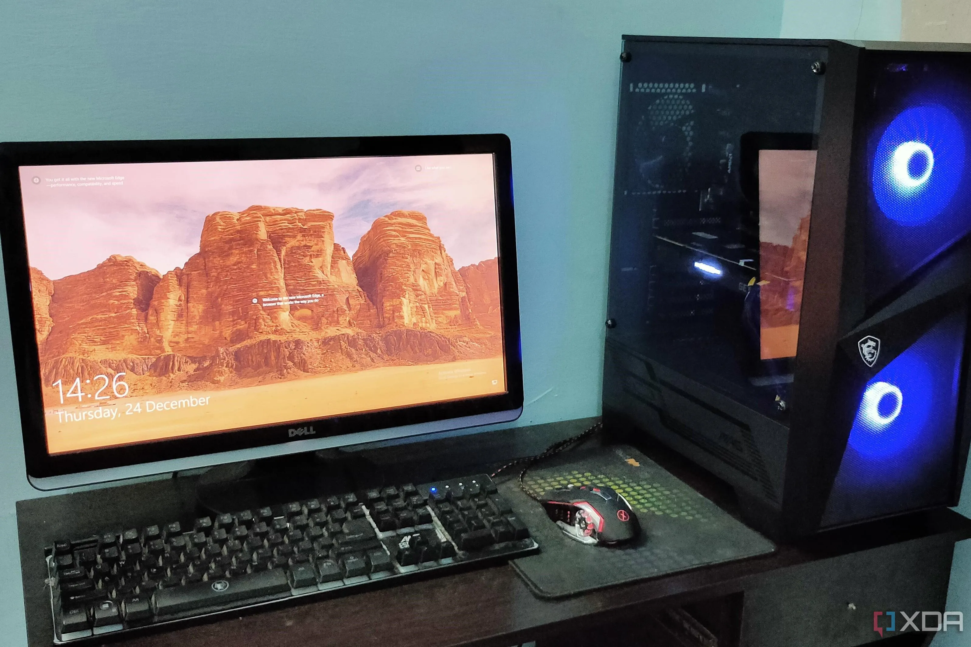 Cấu hình PC chơi game với màn hình 22 inch trên bàn làm việc