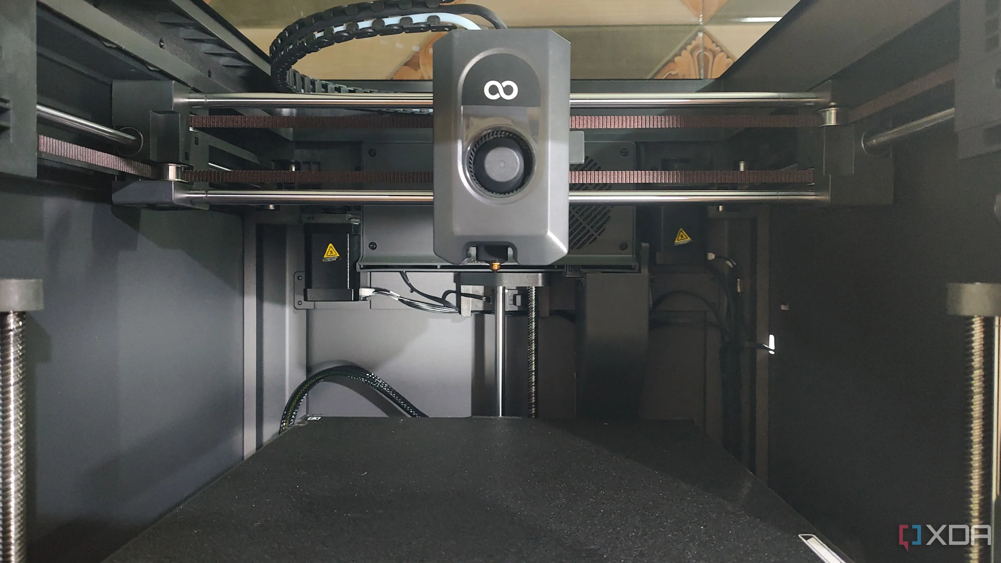 Cấu trúc bên trong của máy in 3D Elegoo Centauri Carbon, thể hiện các thành phần cơ khí và điện tử