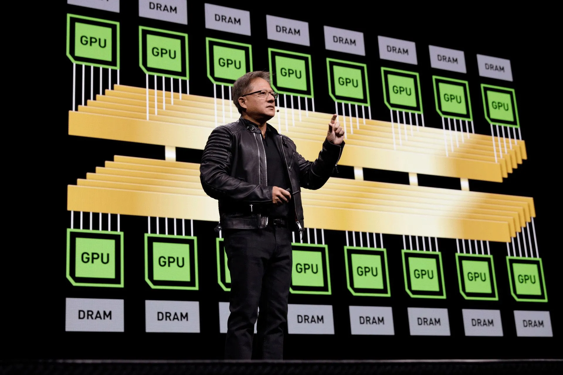 CEO Nvidia Jensen Huang trên sân khấu GTC
