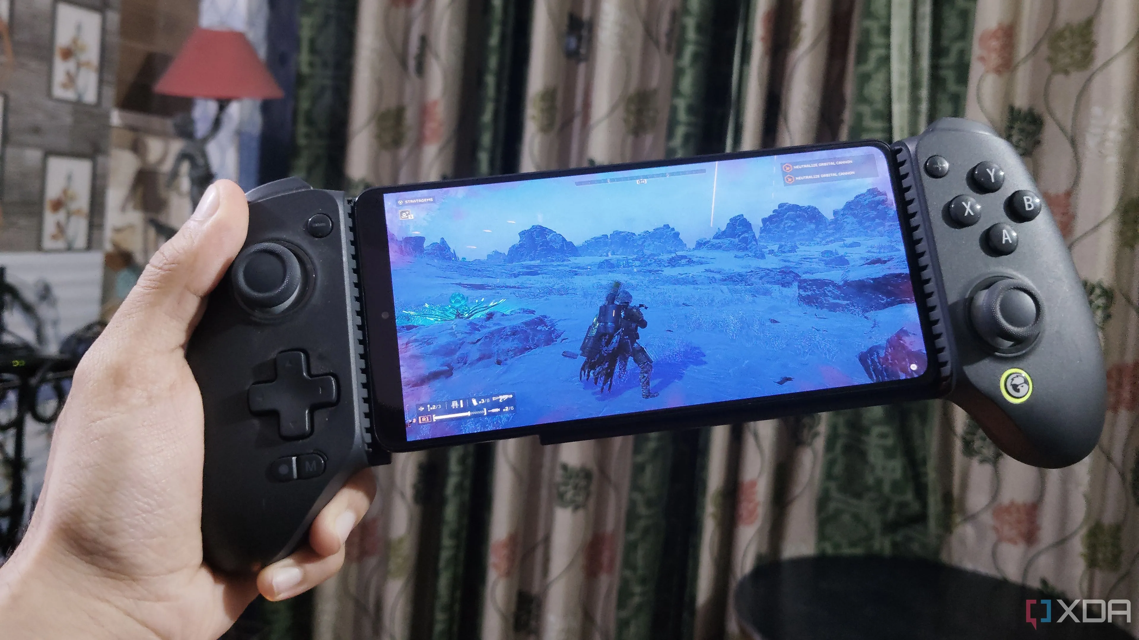 Chạy Helldivers 2 trên PC và stream đến điện thoại Android qua Apollo và Artemis, thể hiện giải pháp stream game từ xa hiệu quả.