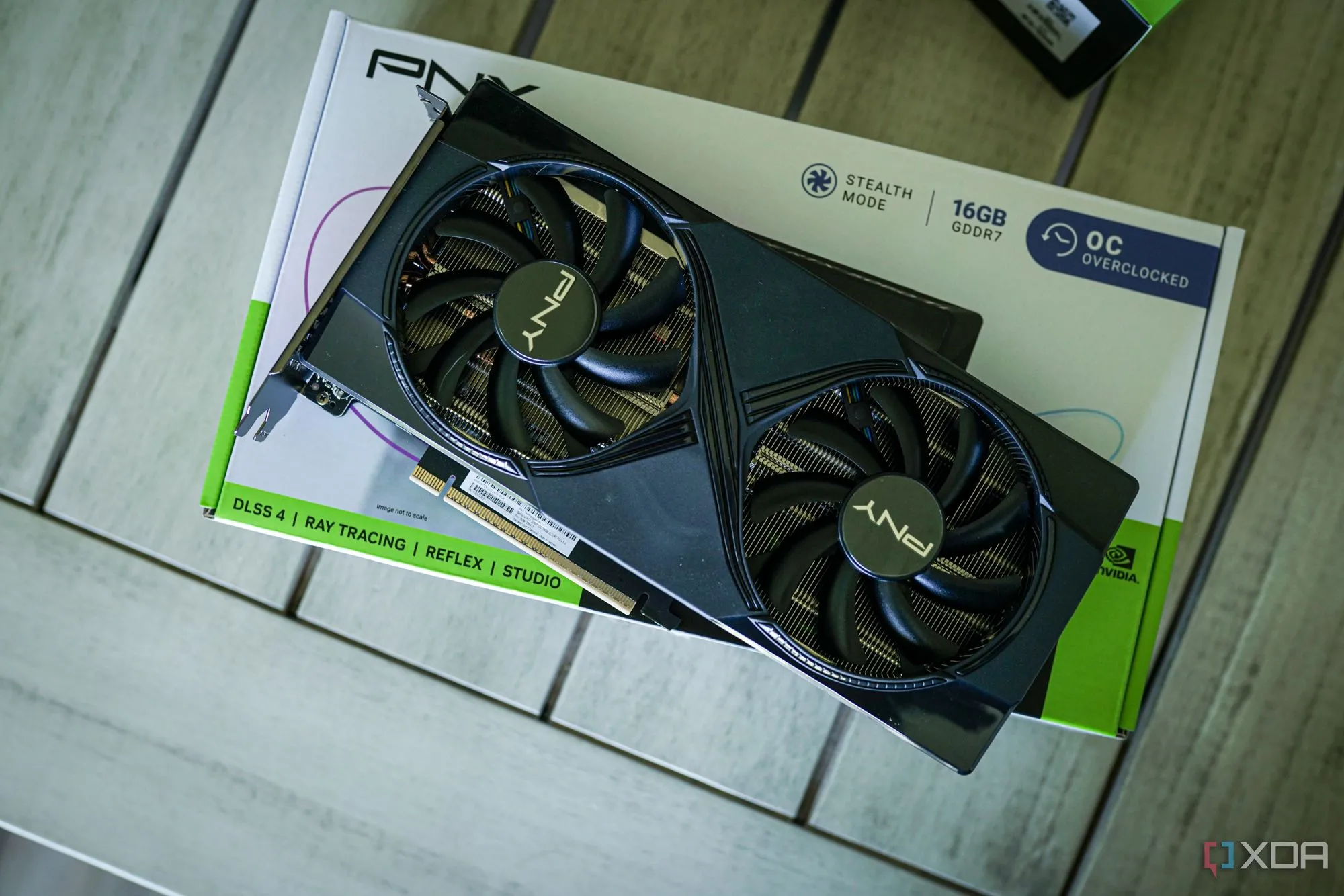 Chi tiết card đồ họa Nvidia RTX 5060 Ti, minh họa cho vấn đề dung lượng VRAM hạn chế trong năm 2025.