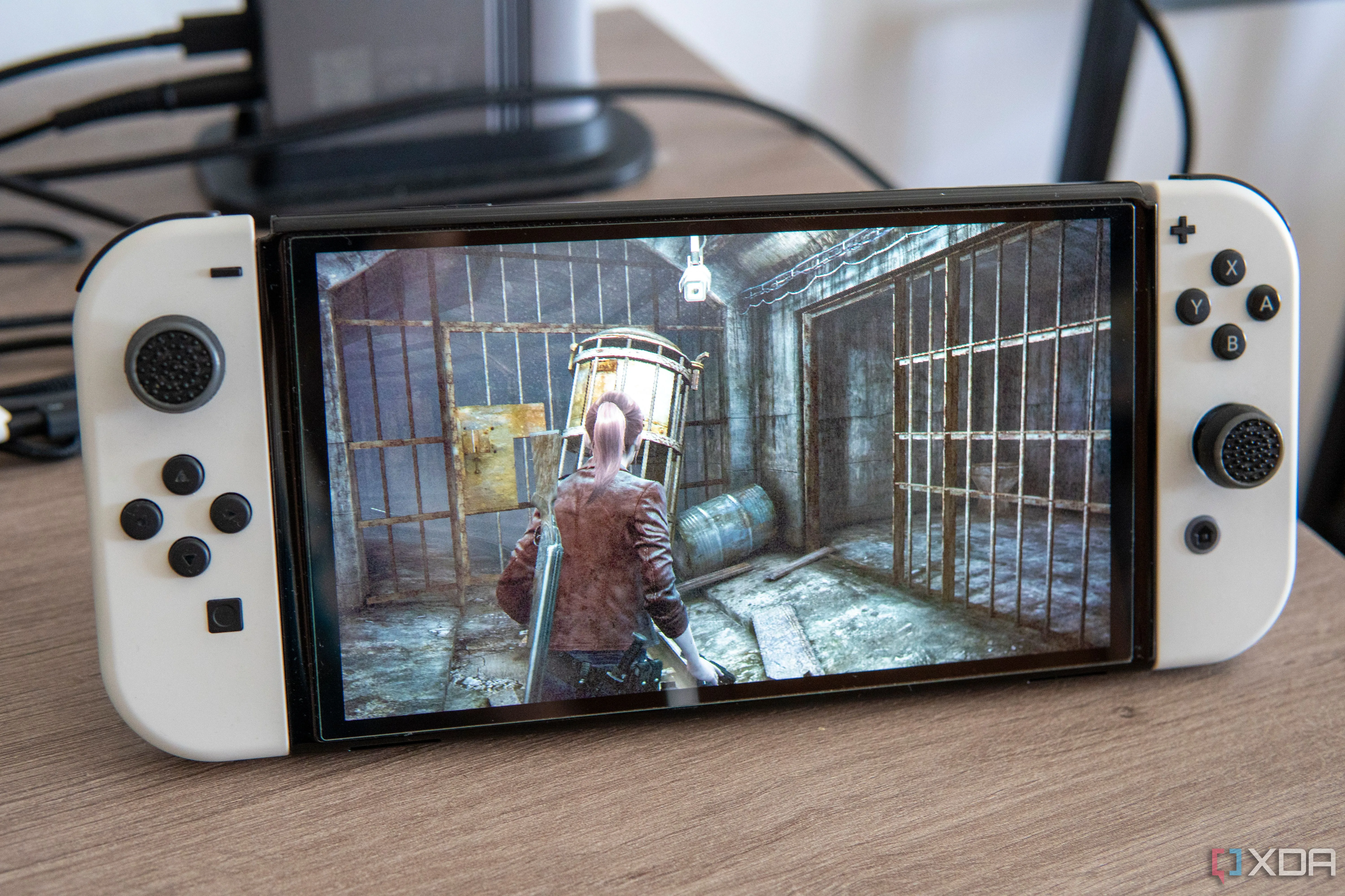 Chiếc Nintendo Switch OLED hiển thị game Resident Evil Revelations 2, minh họa trải nghiệm chơi game trên hệ máy hiện tại