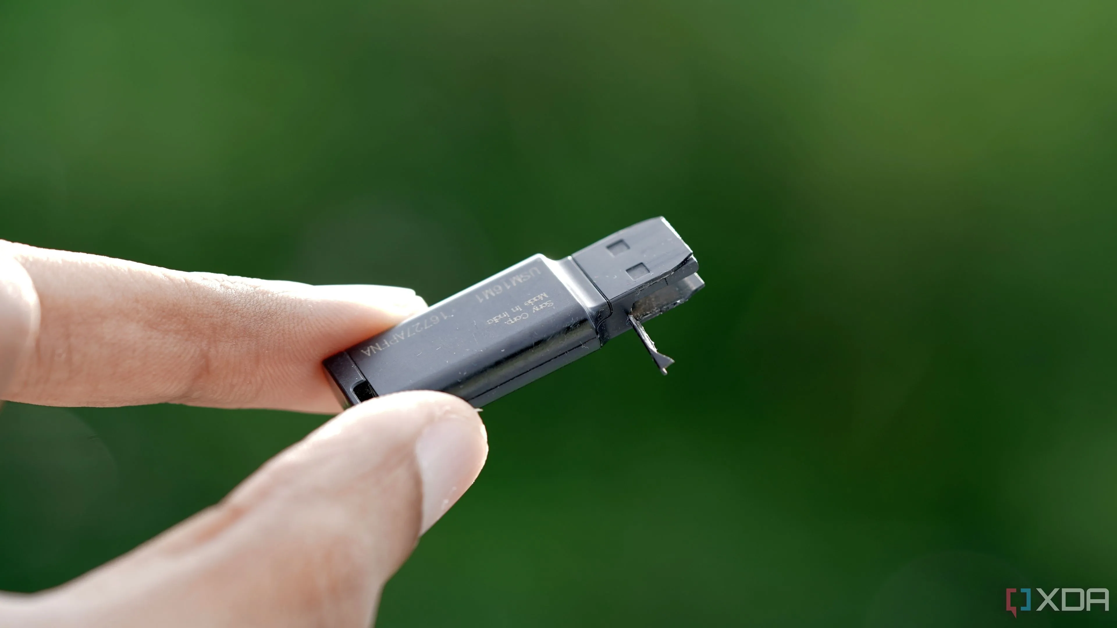 Chiếc USB flash drive Sony 16GB màu đen đã bị hỏng nặng, minh họa sự thiếu bền bỉ của USB truyền thống