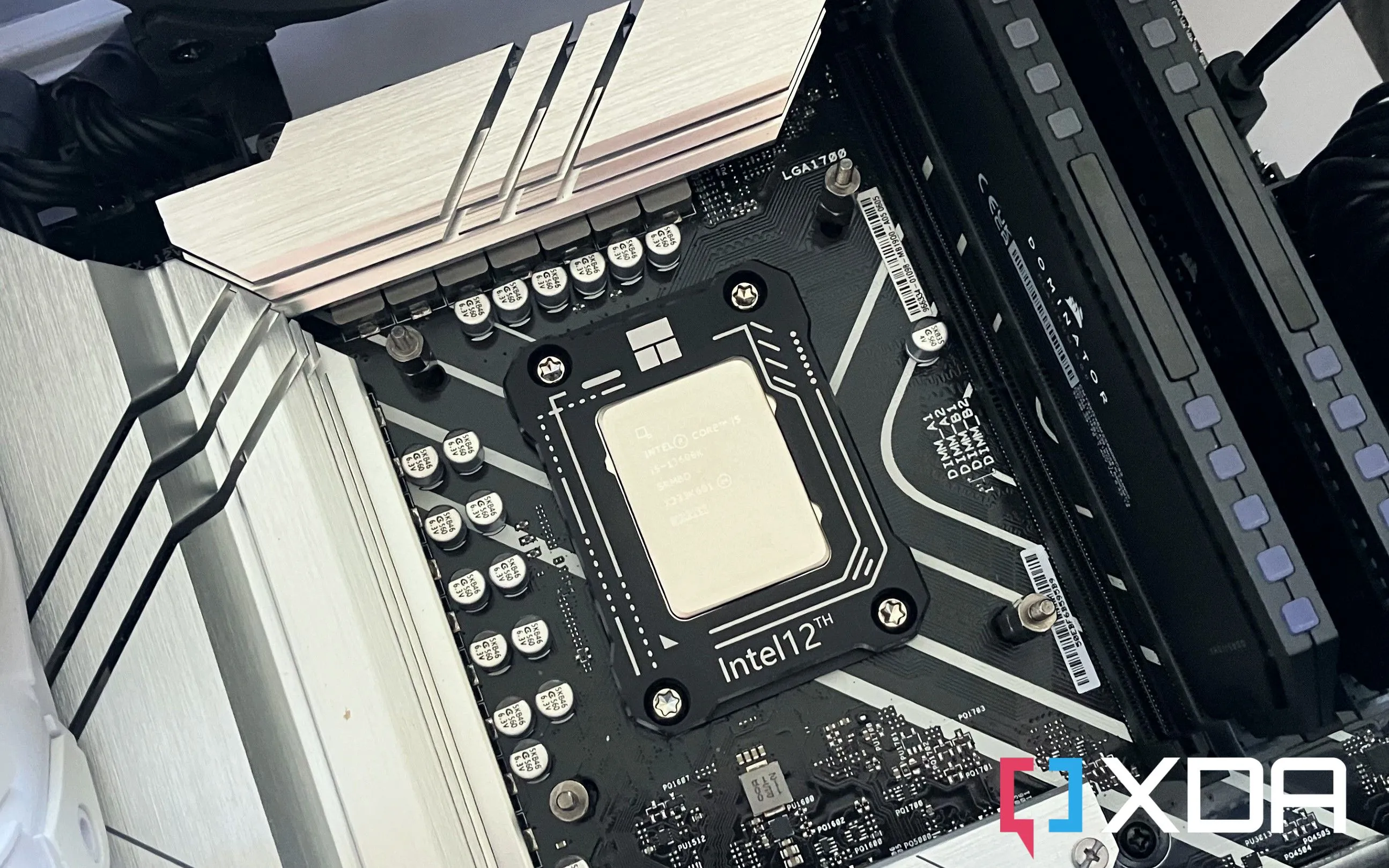 Chip Intel Core i5-13600K trên bo mạch chủ, đại diện cho linh kiện máy tính có cơ chế bảo vệ khi ép xung.