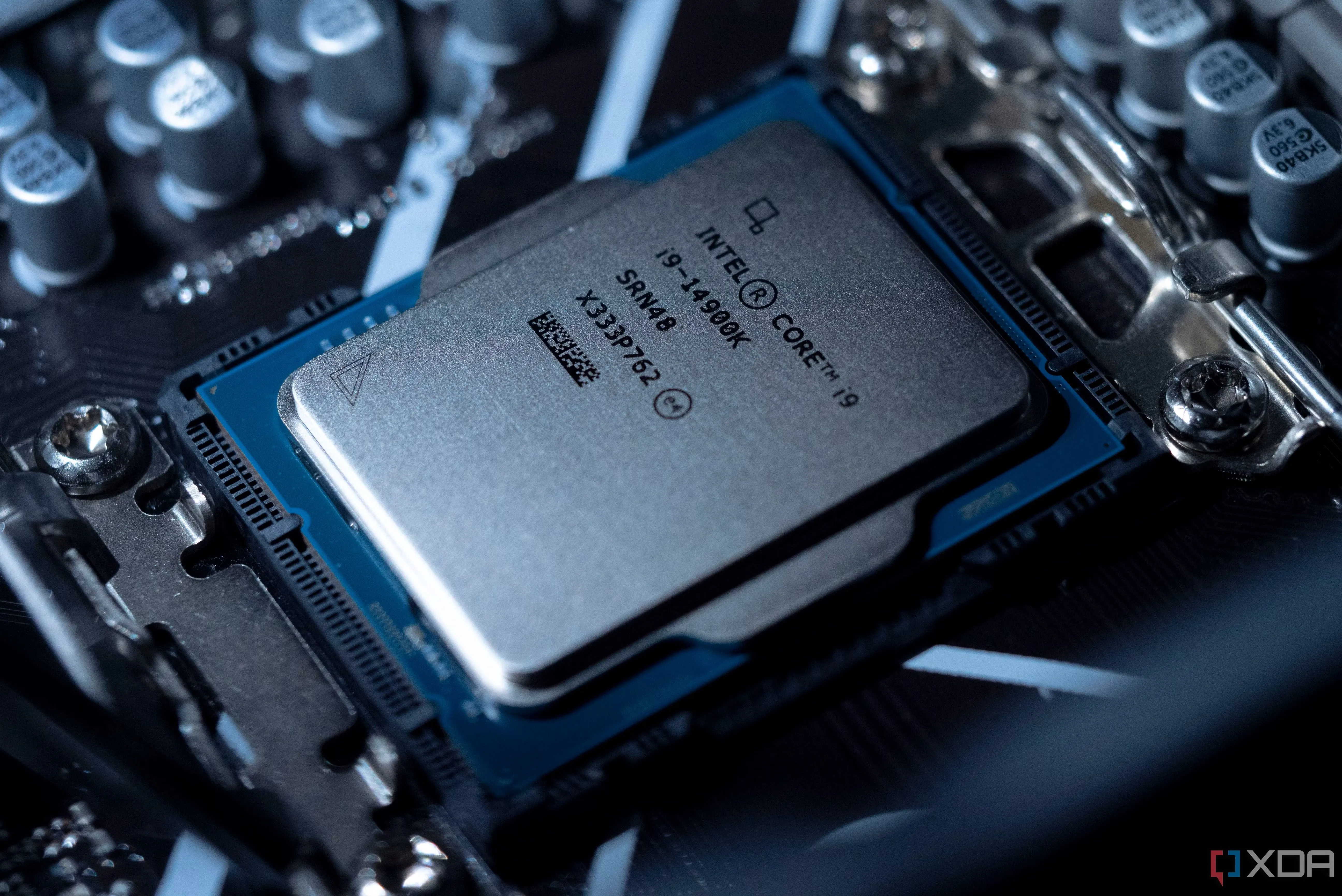 Chip Intel Core i9-14900K được lắp đặt trên bo mạch chủ, minh họa tính năng điều chỉnh CPU của ProBalance