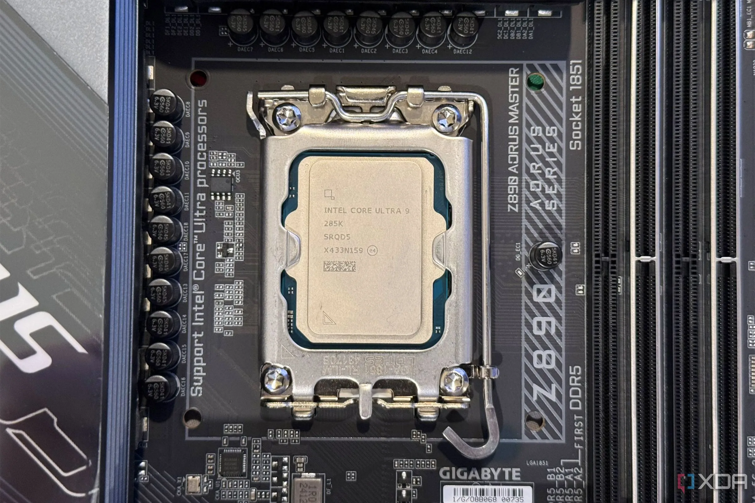 Chip Intel Core Ultra 9 285K được lắp đặt trong socket của bo mạch chủ, thể hiện sức mạnh hàng đầu của Intel cho game thủ CS2