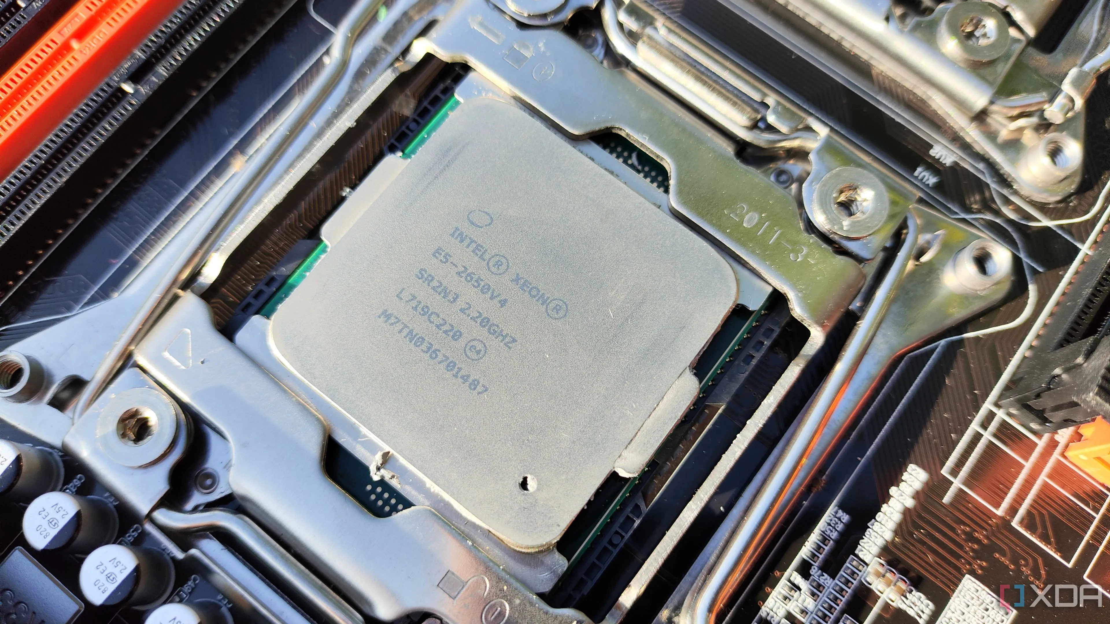 Chip Intel Xeon E5-2650 v4 được lắp vào mainboard X99, điển hình cho cấu hình PC hai CPU