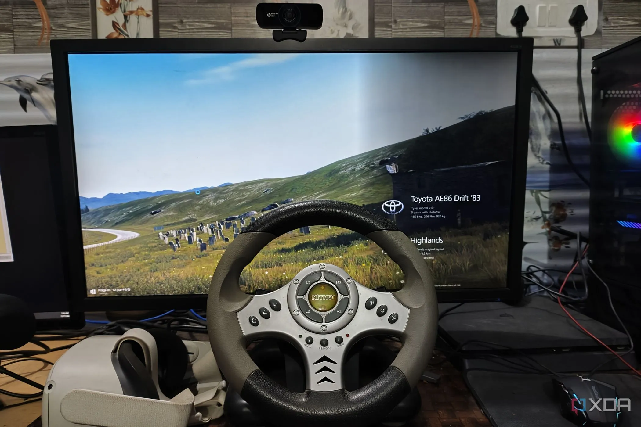Chơi game mô phỏng với tay lái và tai nghe VR như Meta Quest
