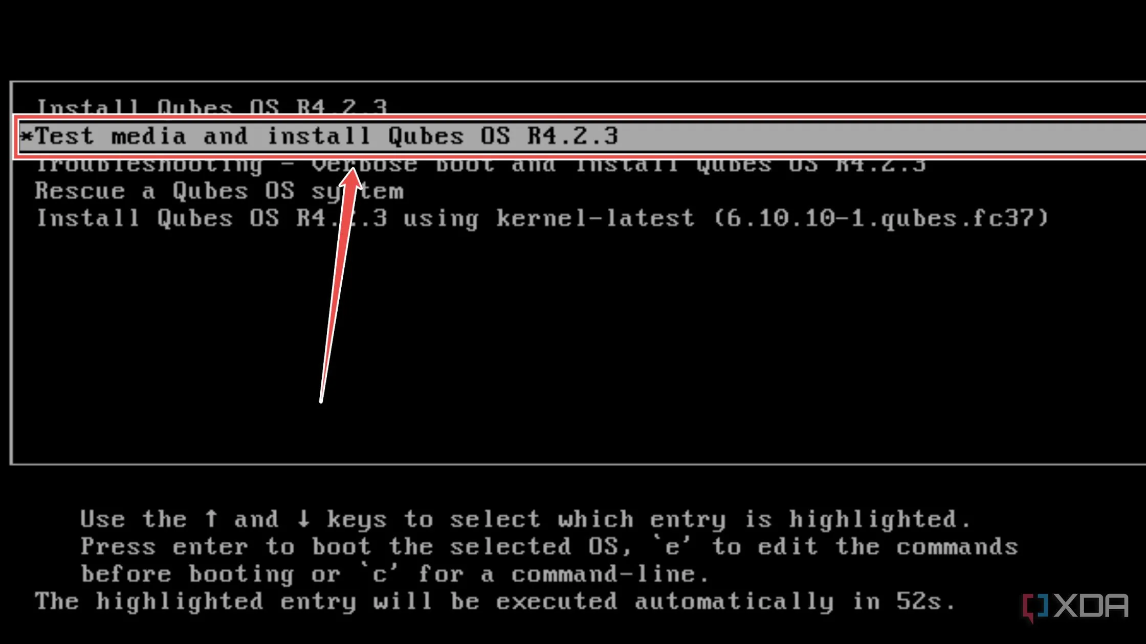 Chọn tùy chọn &quot;Test media and install Qubes OS&quot; trong màn hình khởi động đầu tiên để bắt đầu quá trình cài đặt.