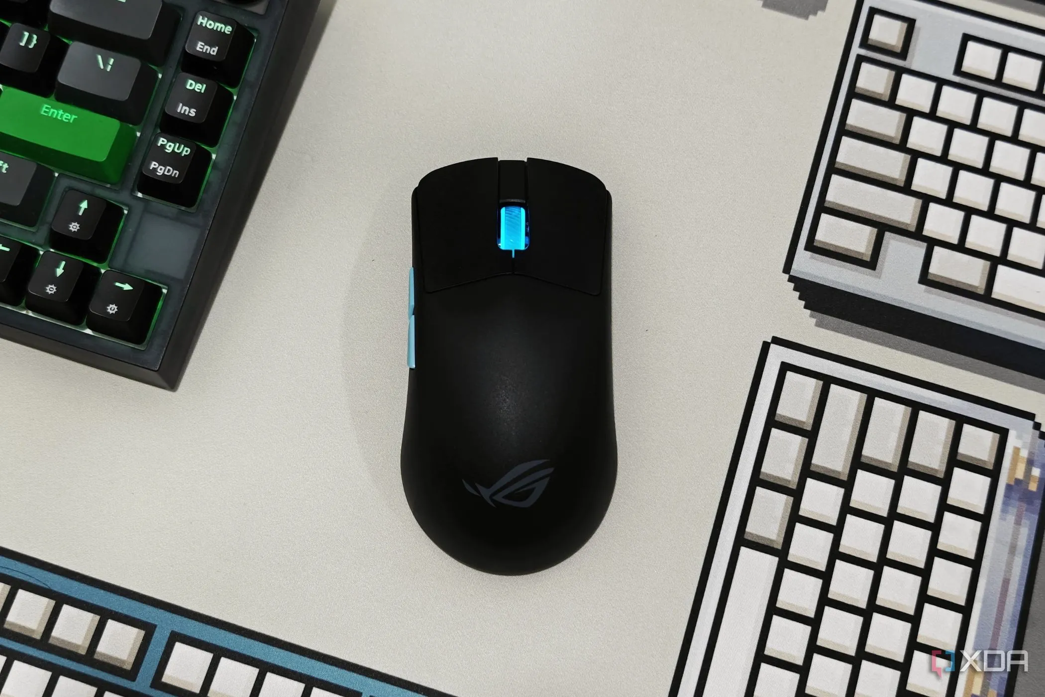Chuột gaming ASUS ROG Harpe Ace Aim Lab Edition nhìn từ trên xuống, một mẫu chuột cao cấp với nhiều tính năng
