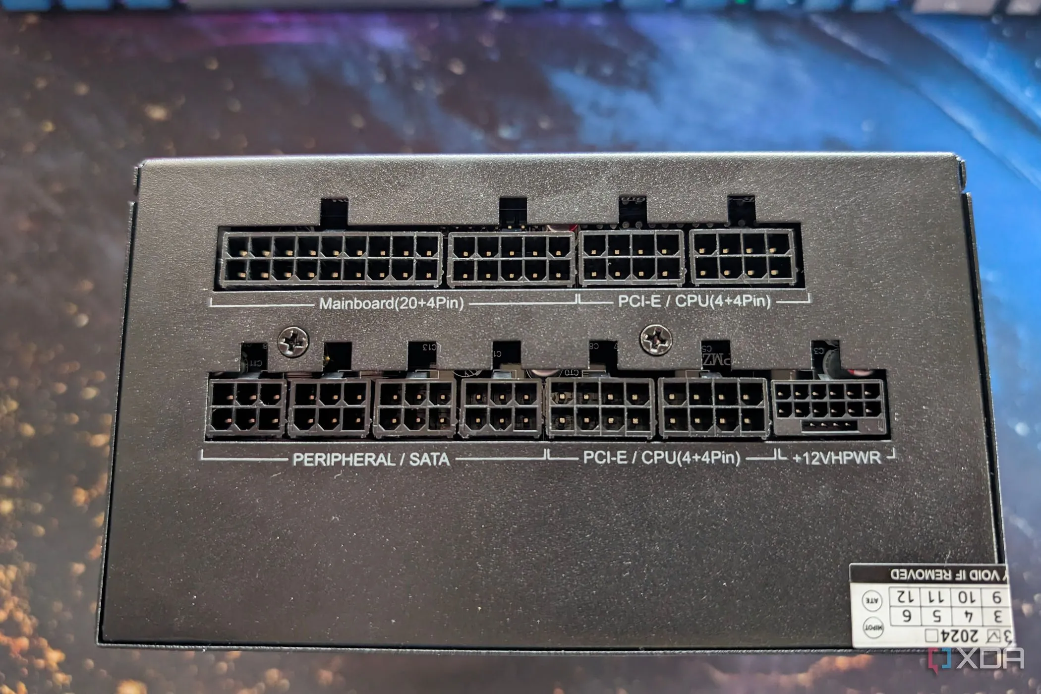 Cổng cấp nguồn 12VHPWR trên một bộ nguồn modular hiện đại