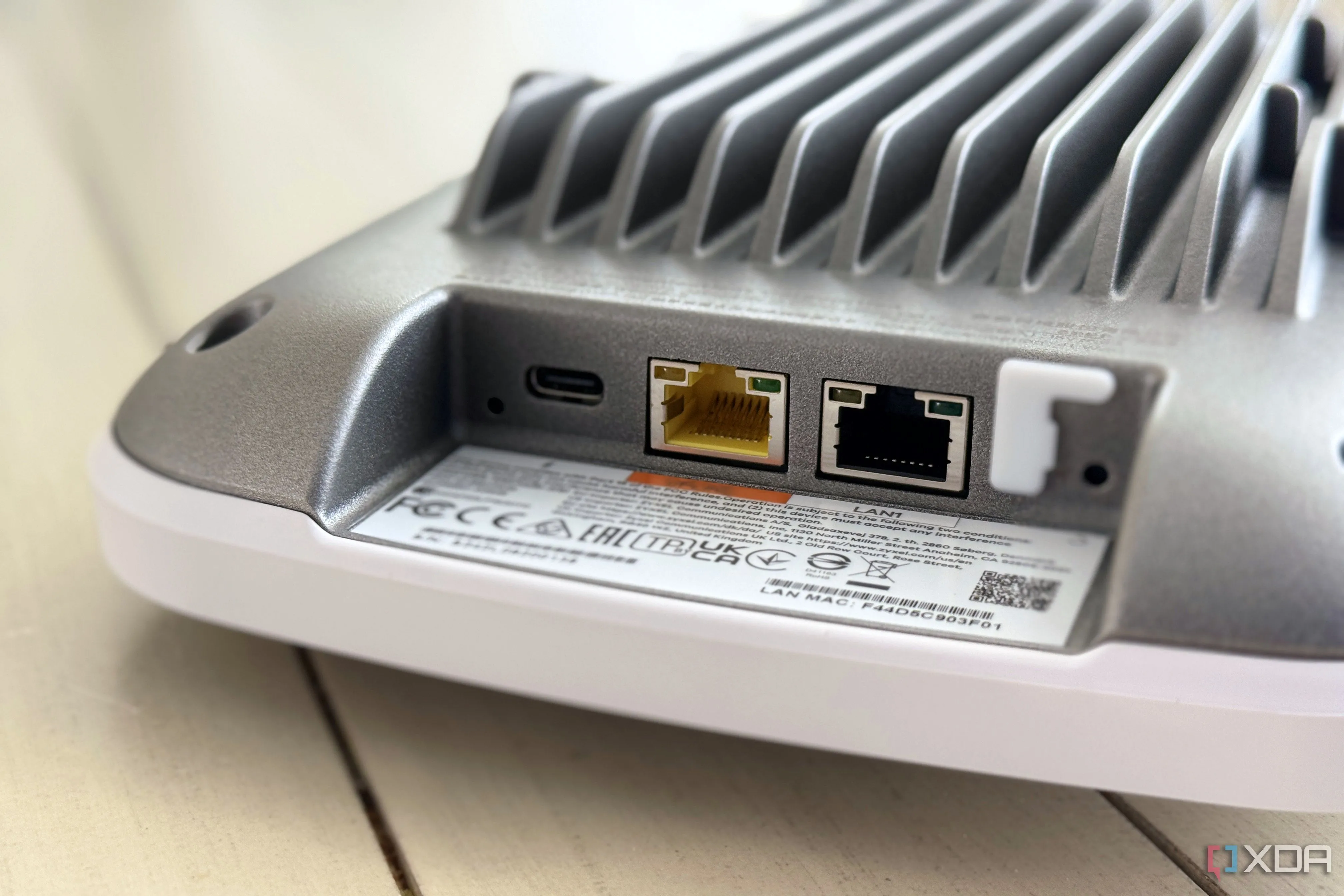 Cổng cấp nguồn PoE++ trên điểm truy cập Zyxel WBE660S