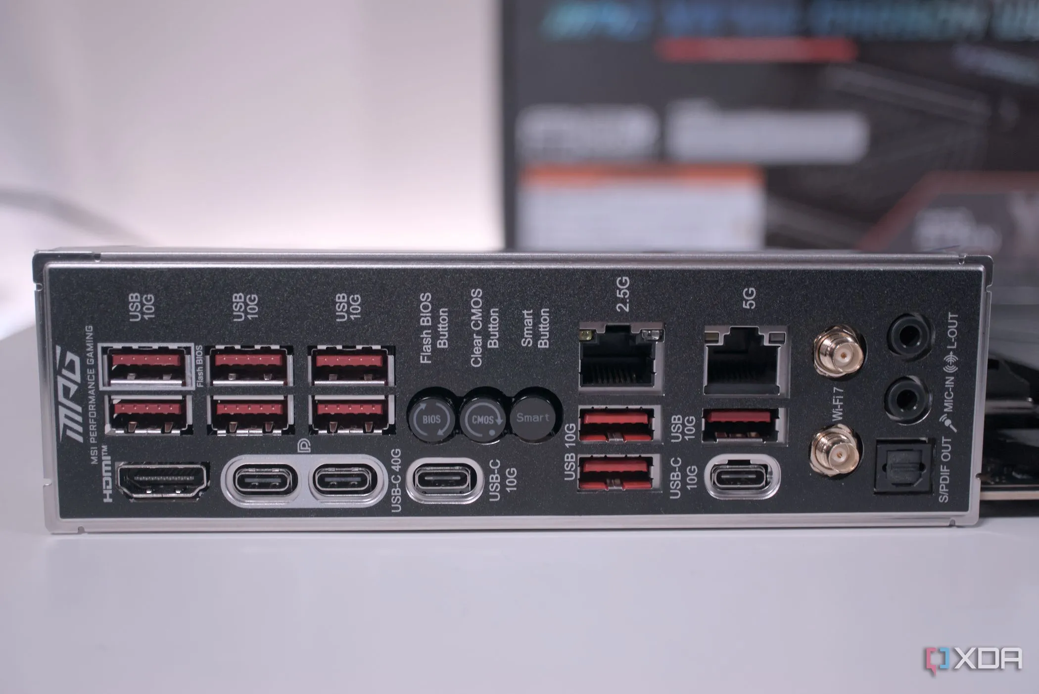 Cổng I/O phía sau mainboard MSI MPG X870E Carbon WiFi, hiển thị nút BIOS Flashback