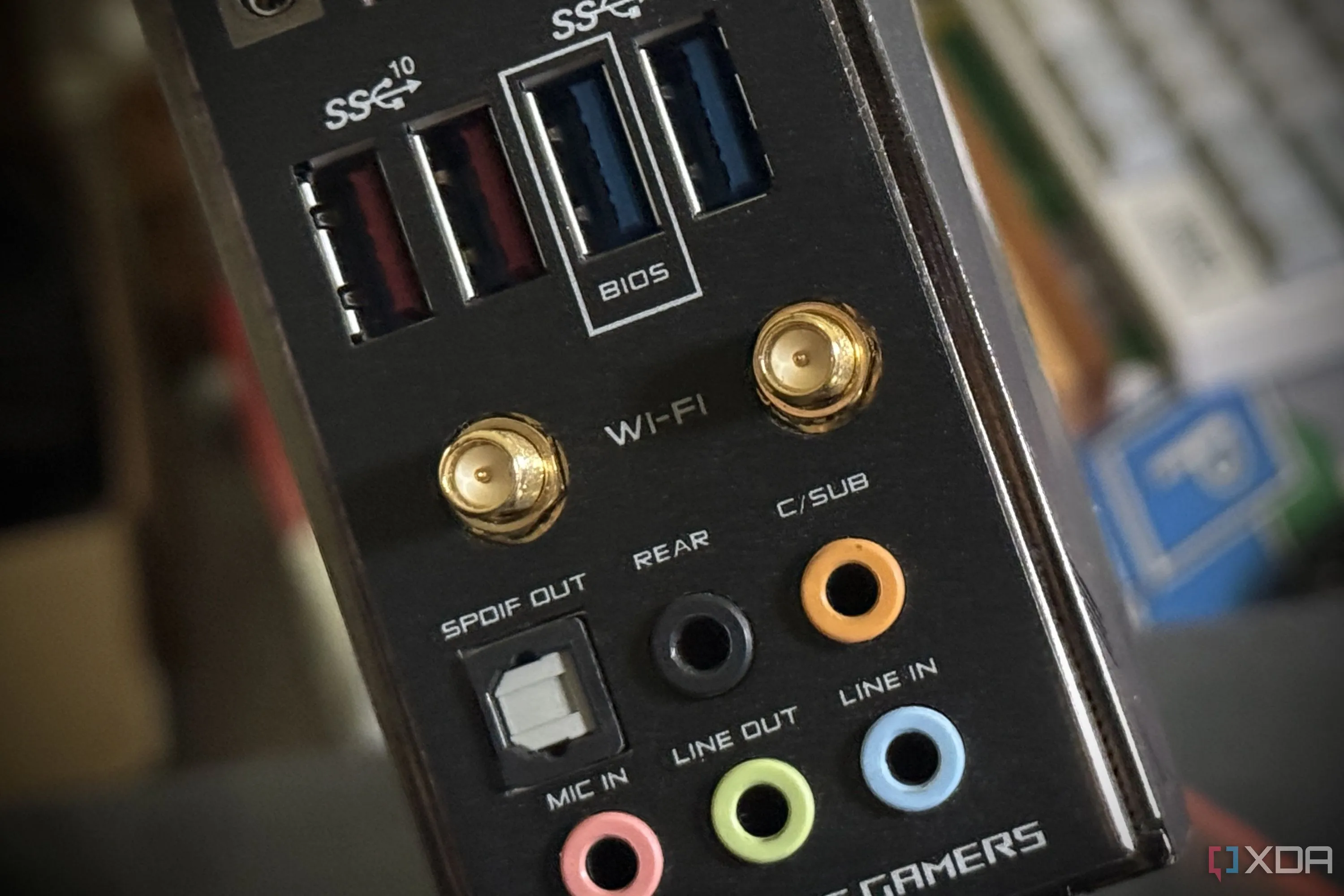Cổng kết nối ăng-ten Wi-Fi tích hợp trên tấm chắn I/O của bo mạch chủ.