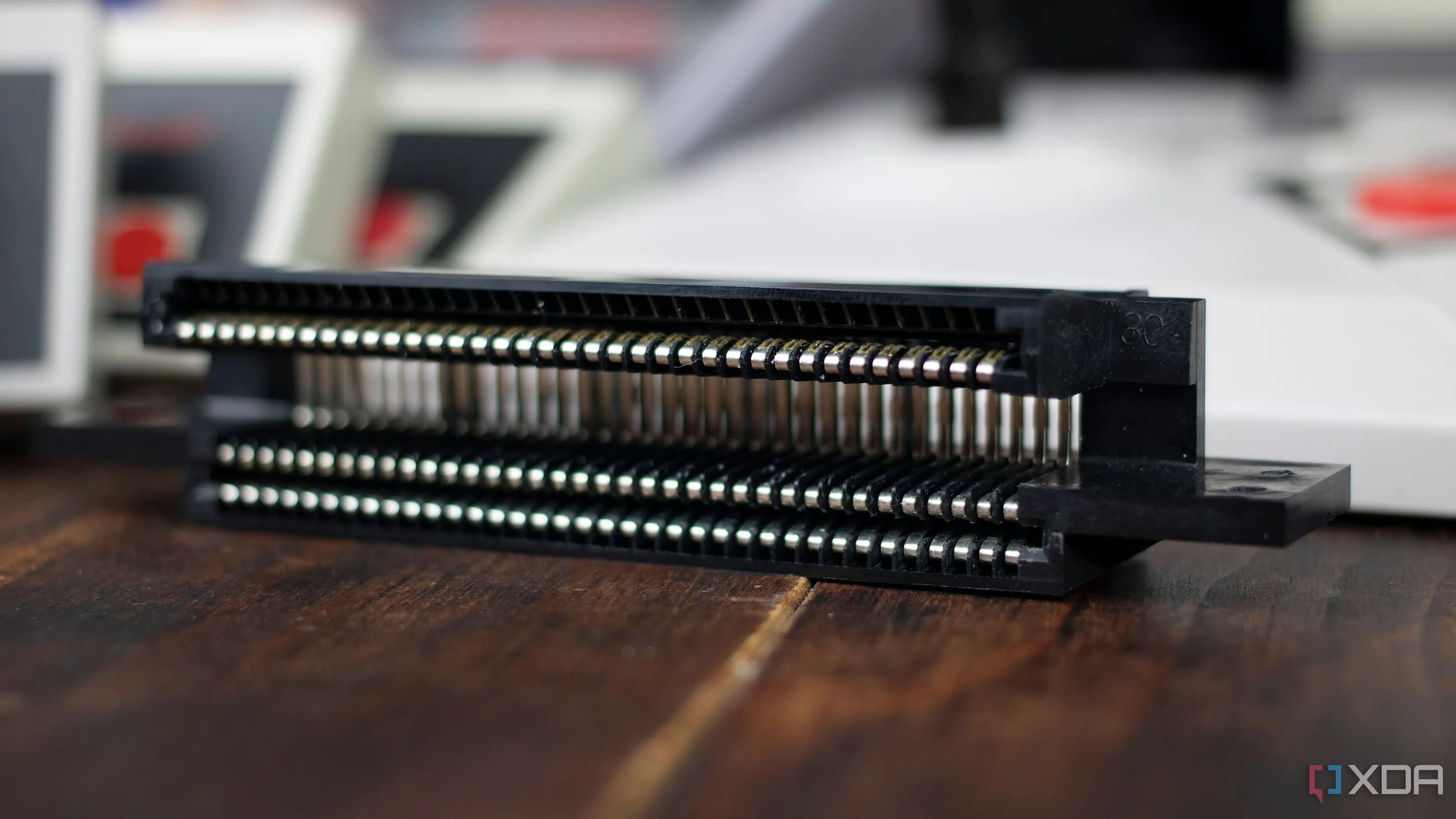 Cổng kết nối cartridge 72 chân của Nintendo NES