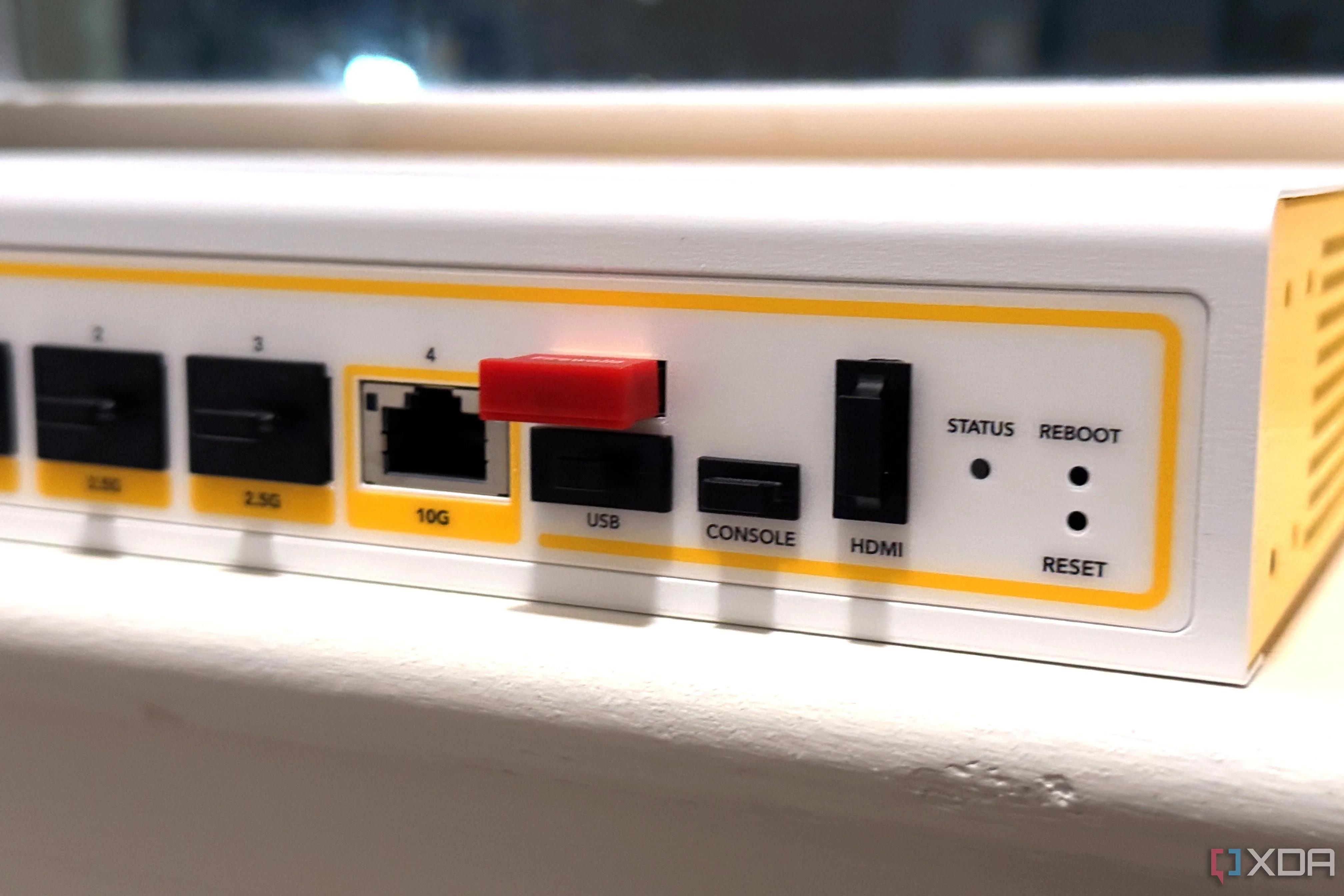 Cổng kết nối trên thiết bị tường lửa Firewalla Gold Pro, minh họa vai trò của tường lửa