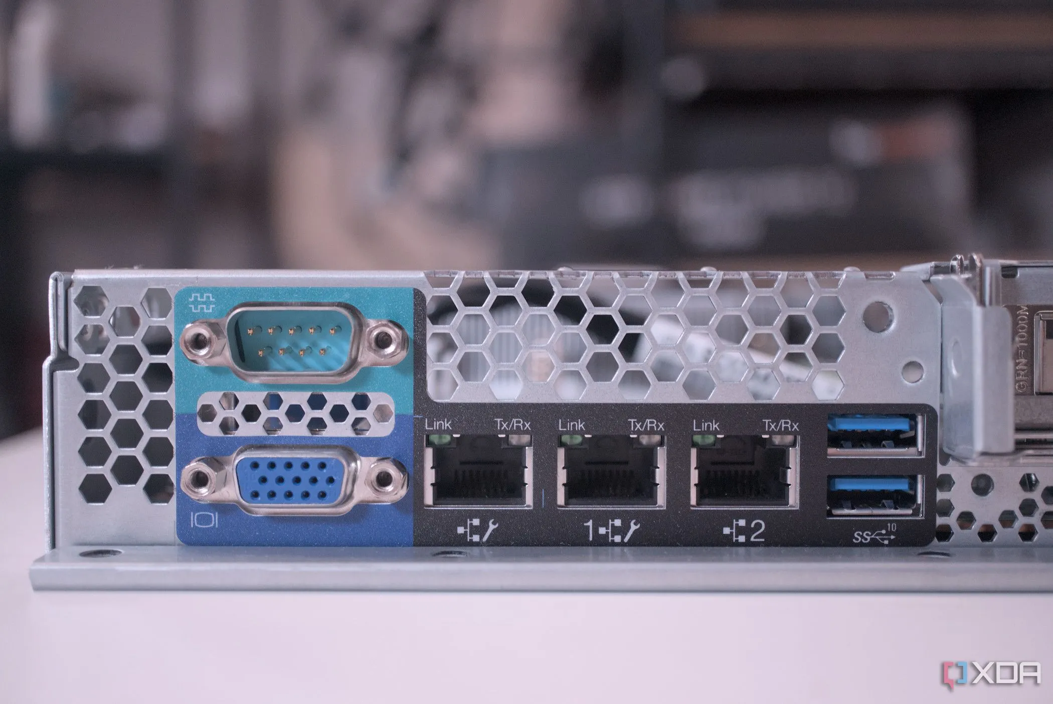 Cổng phía sau của máy chủ Lenovo ThinkServer SR250 V2