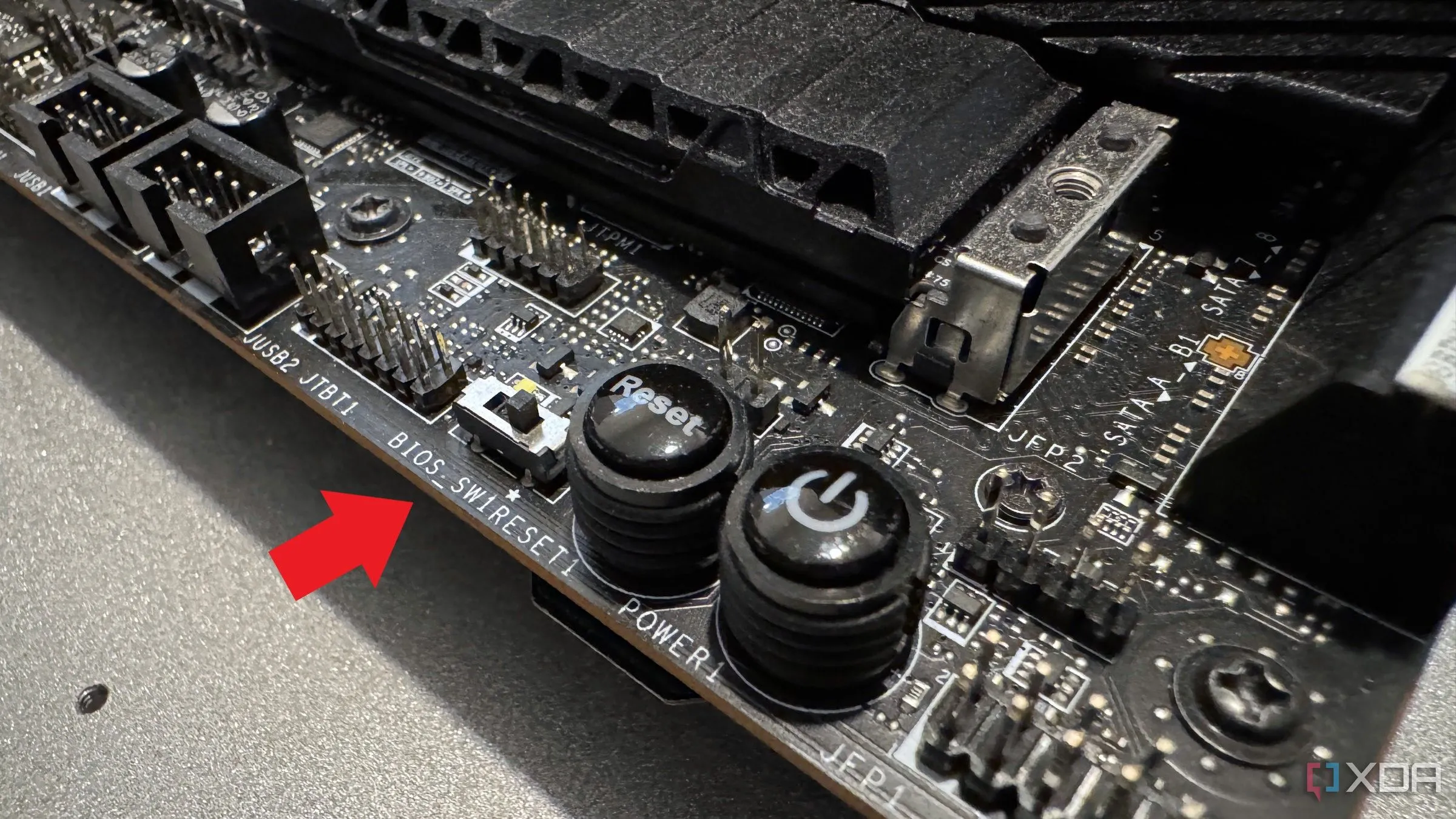 Công tắc Dual BIOS trên mainboard MSI Z690 Unify-X, tính năng giúp phục hồi BIOS dễ dàng