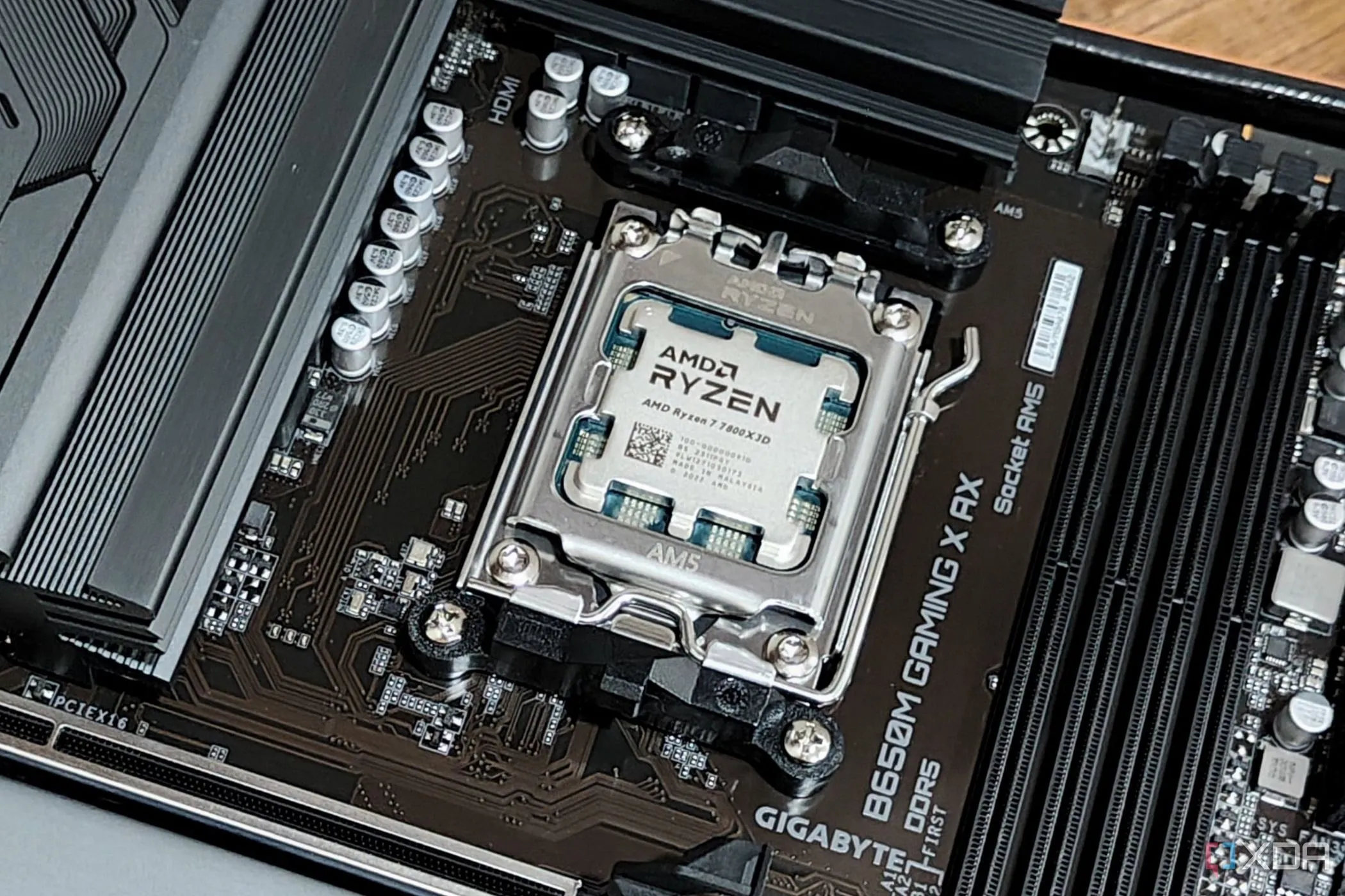 CPU AMD Ryzen 7 7800X3D được lắp đặt trên bo mạch chủ AM5, đại diện cho thế hệ chip chơi game mới