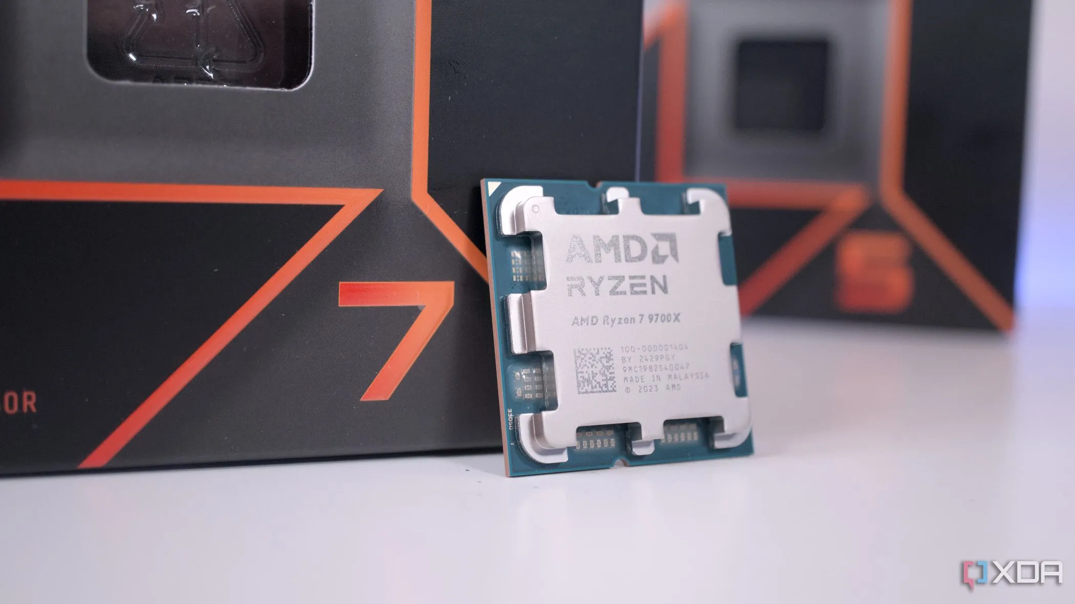 CPU AMD Ryzen 7 9700X và hộp Ryzen 5, minh họa sự lựa chọn giữa các dòng chip AMD cho game thủ