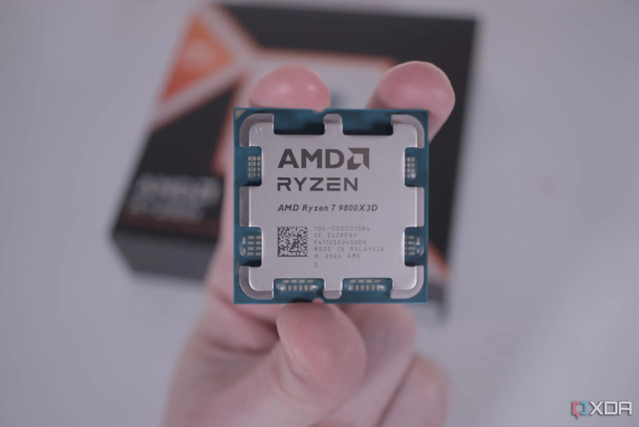CPU AMD Ryzen 7 9800X3D trên tay, thể hiện một trong những chip gaming mạnh nhất thị trường