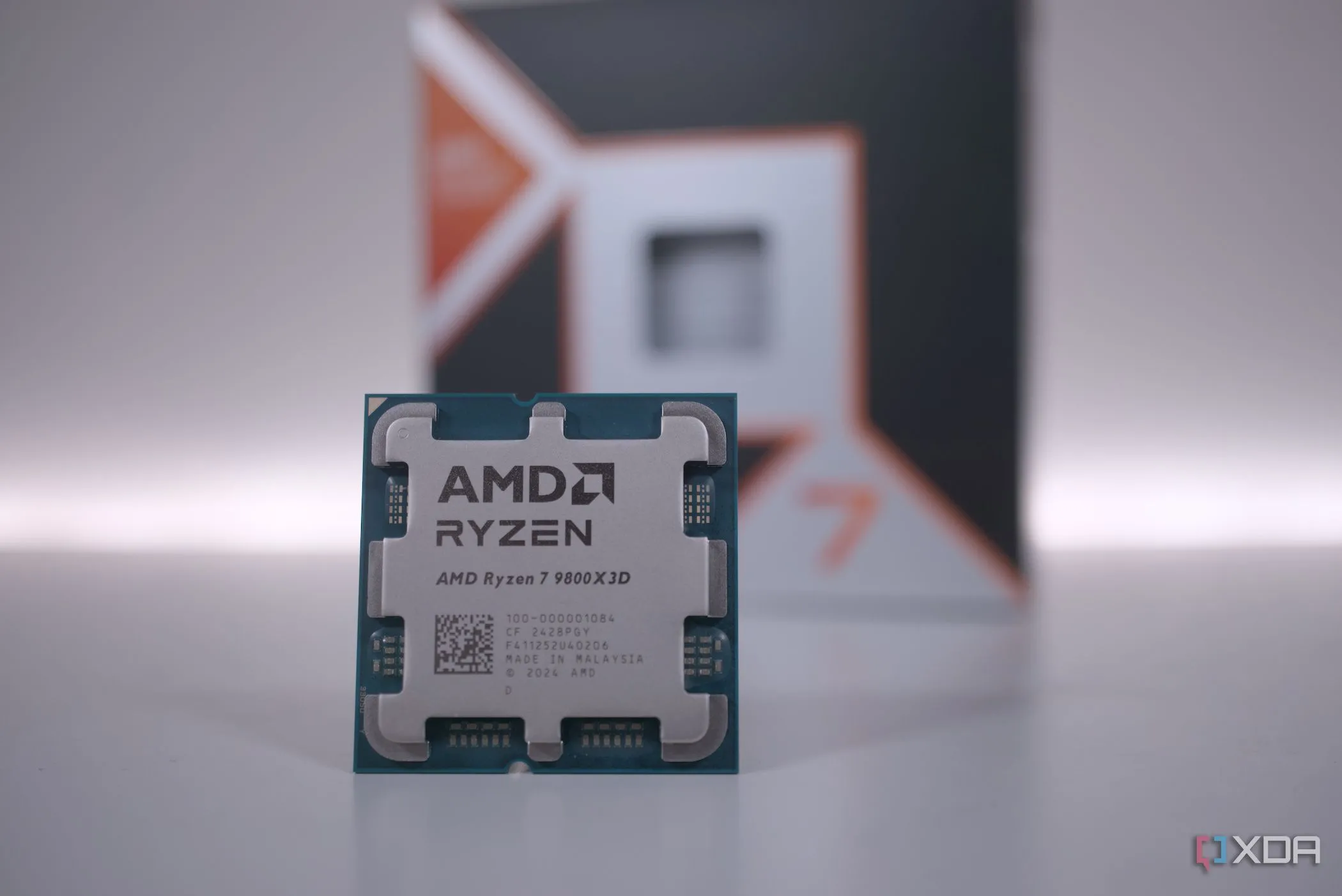 CPU AMD Ryzen 7 9800X3D từ mặt trước