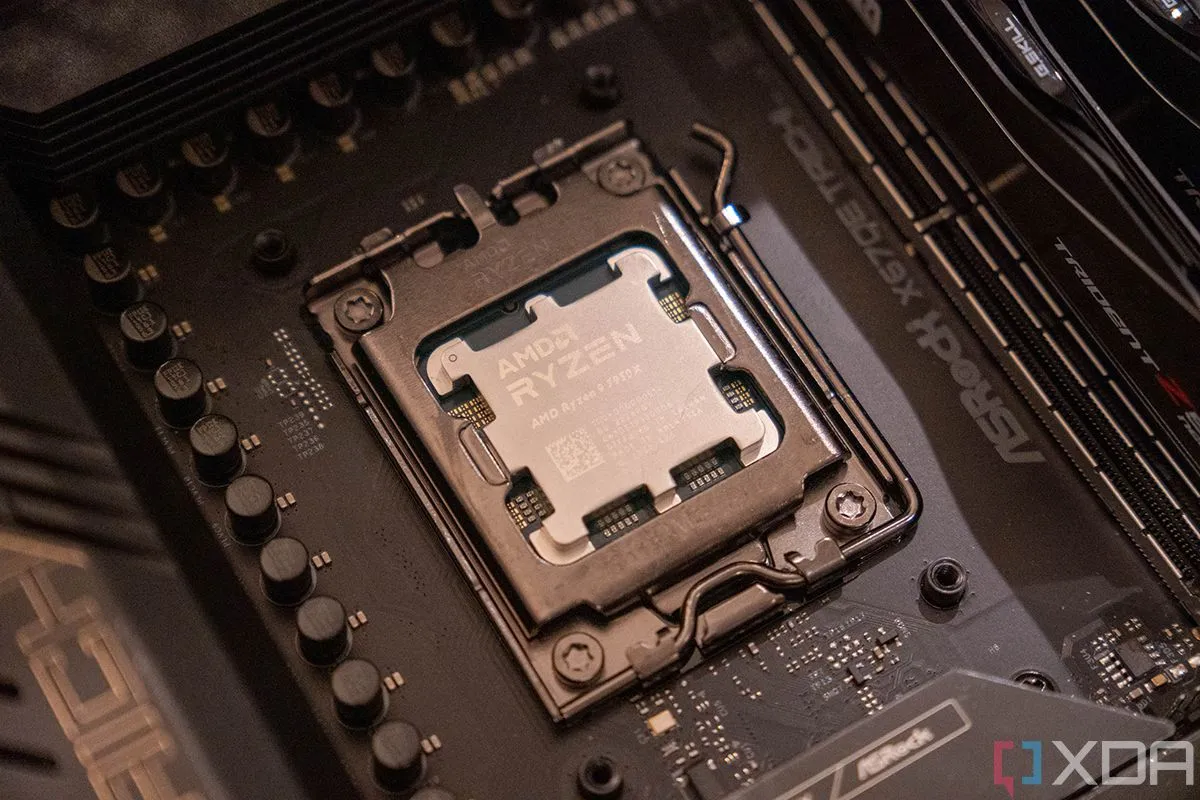 CPU AMD Ryzen 9 7950X được lắp đặt trên bo mạch chủ, minh họa công nghệ Infinity Fabric trong dòng chip Ryzen