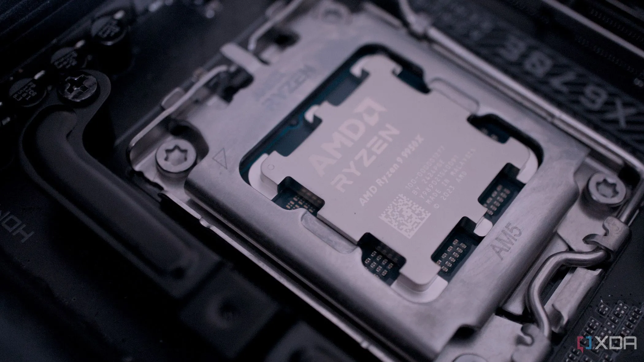 CPU AMD Ryzen 9 9950X, ví dụ cho bộ xử lý hiệu năng cao không cần ép xung