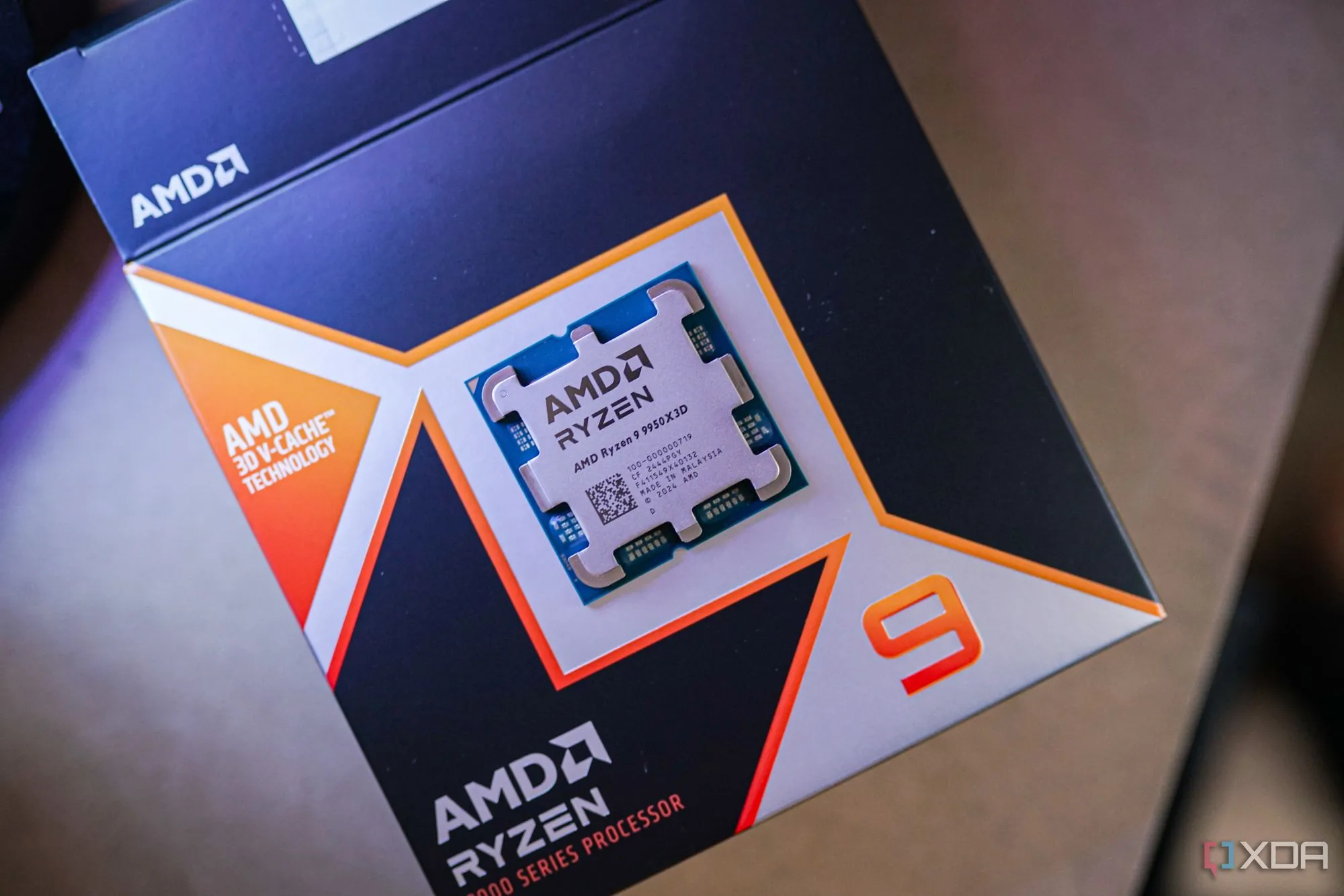CPU AMD Ryzen 9 9950X3D trên hộp