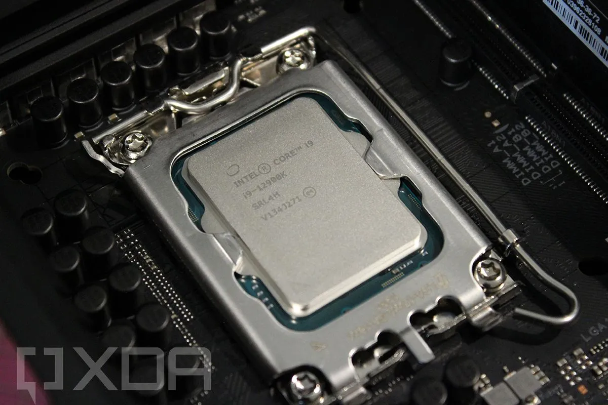 CPU Intel Core thế hệ 12 gắn trên bo mạch chủ socket LGA 1700
